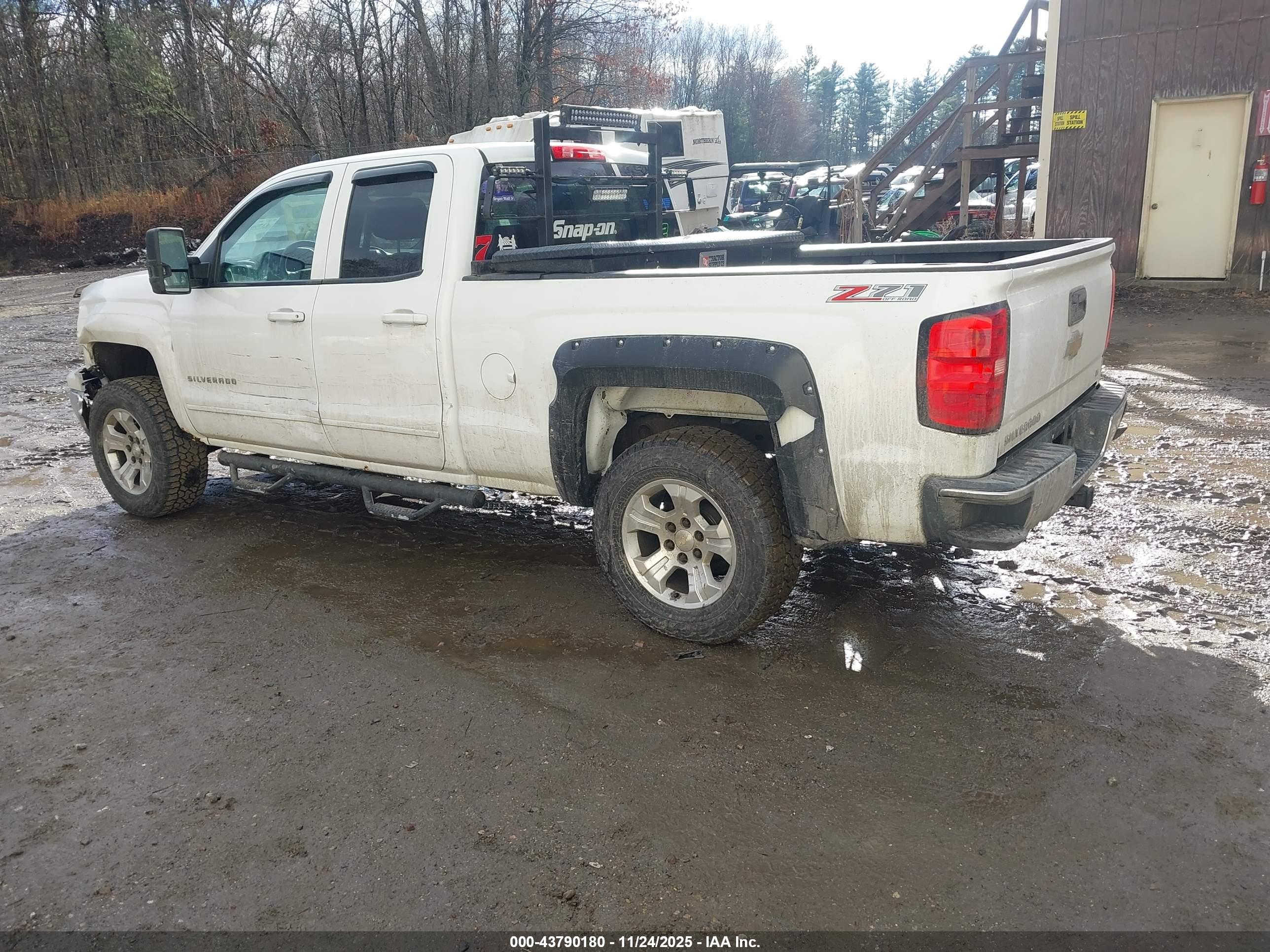 CHEVROLET SILVERADO image 3