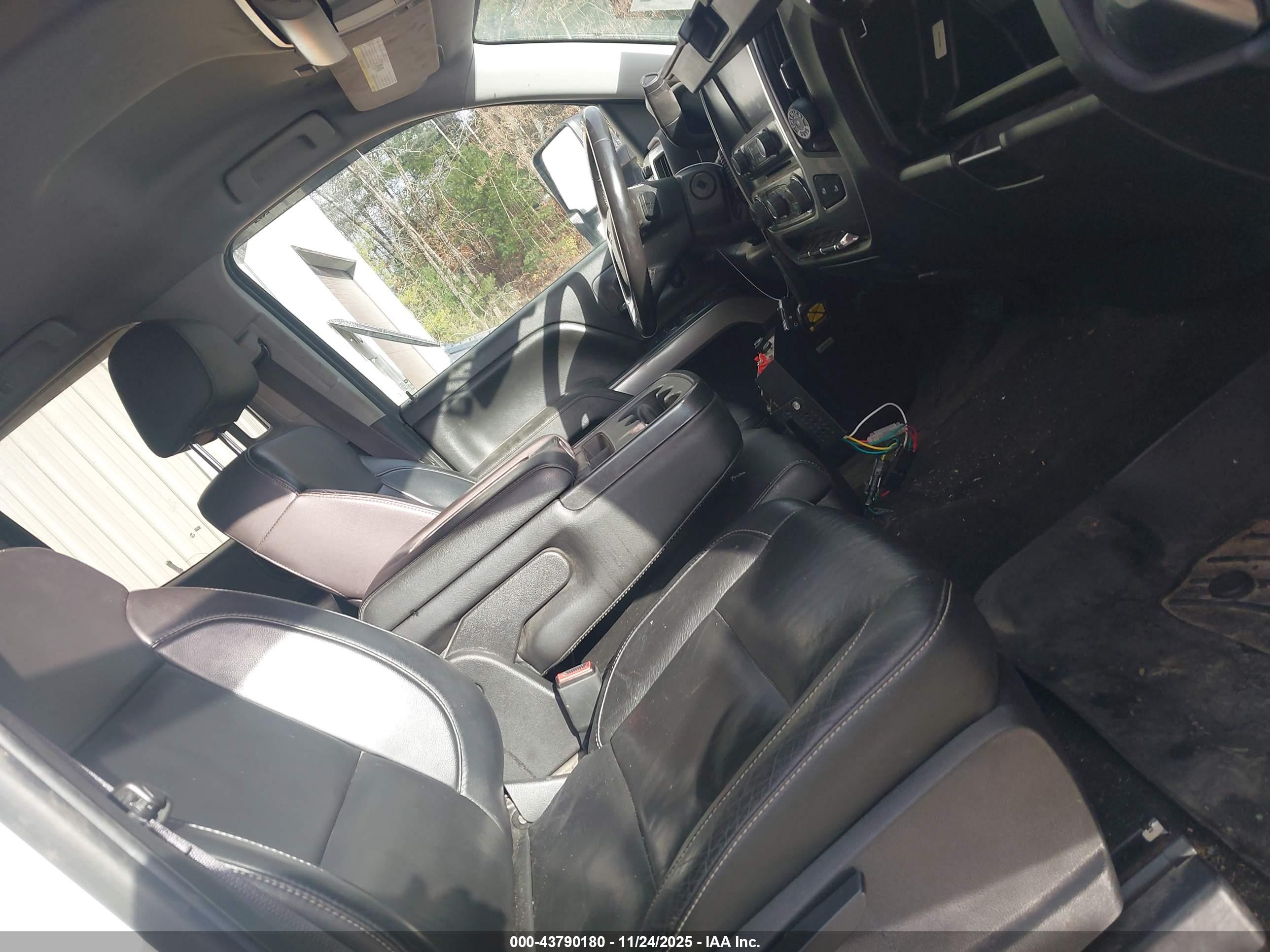 CHEVROLET SILVERADO image 5