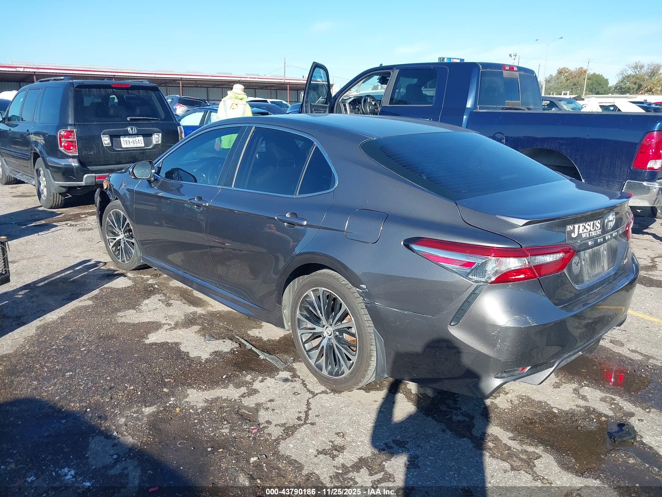 TOYOTA CAMRY image 3