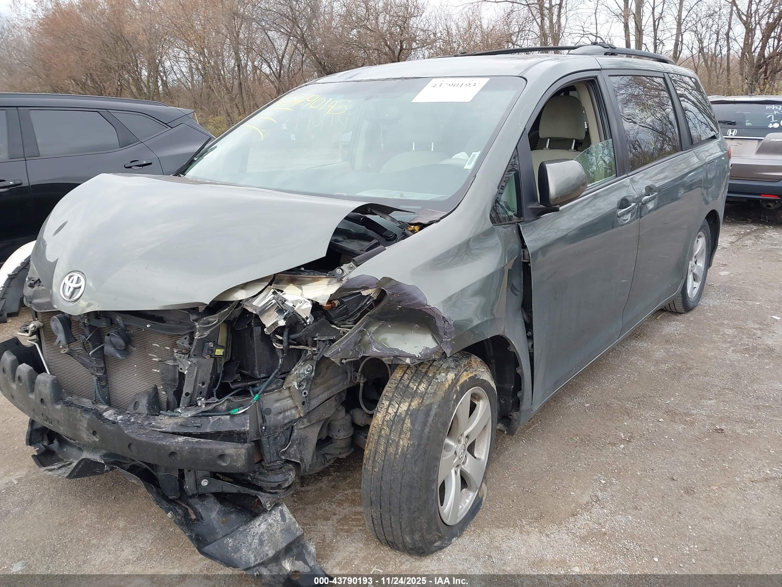 TOYOTA SIENNA image 2