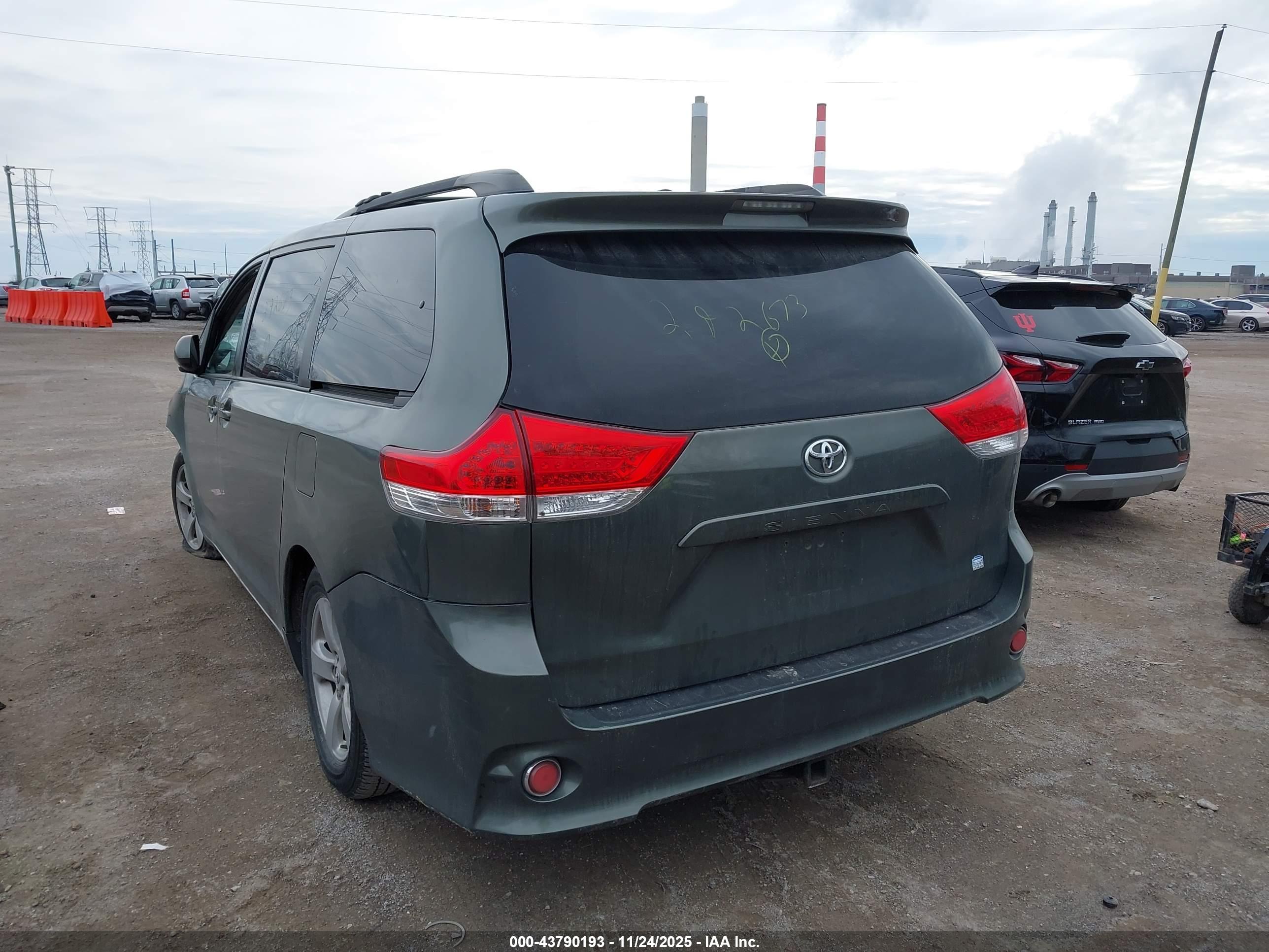 TOYOTA SIENNA image 3