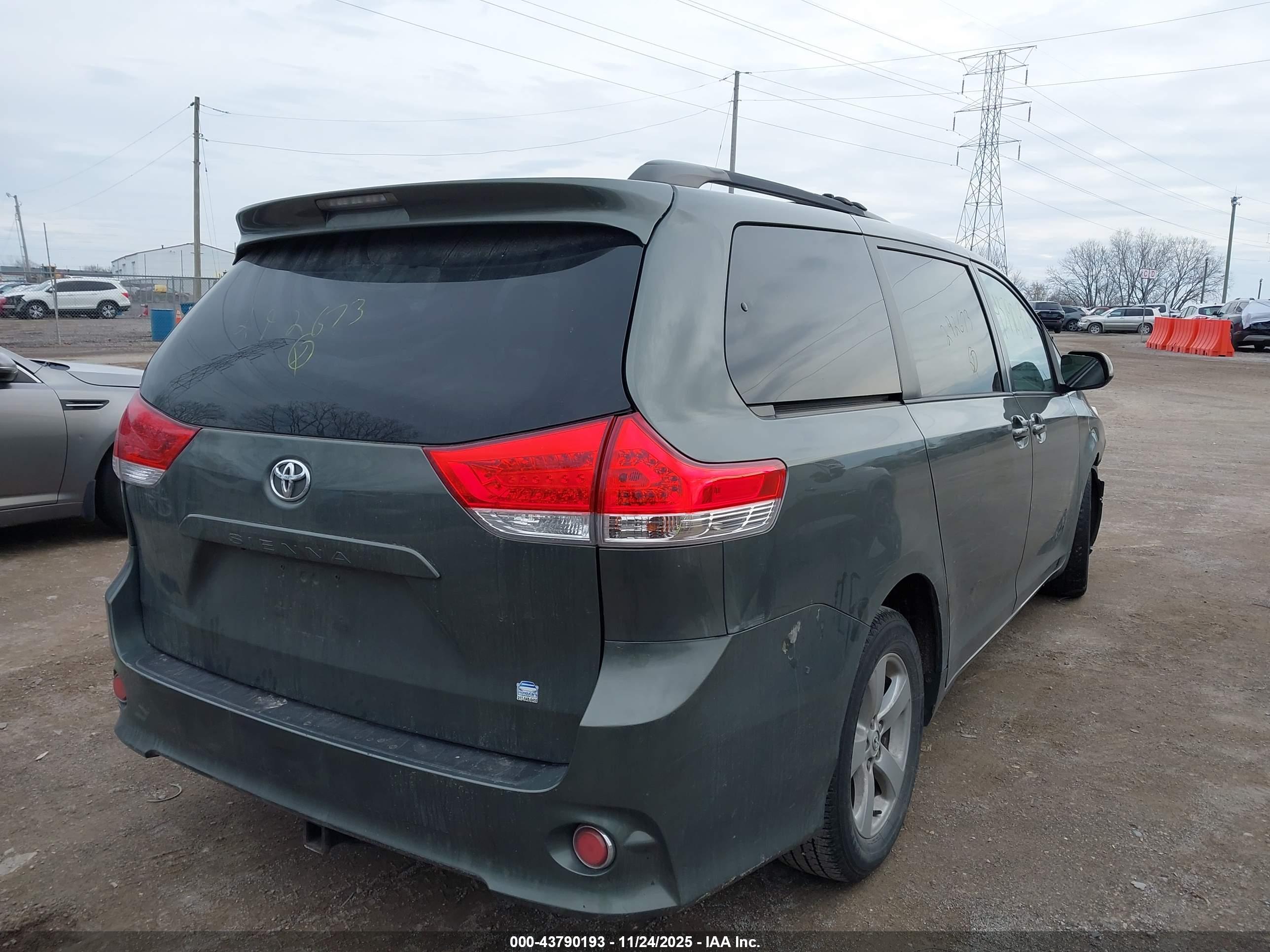 TOYOTA SIENNA image 4