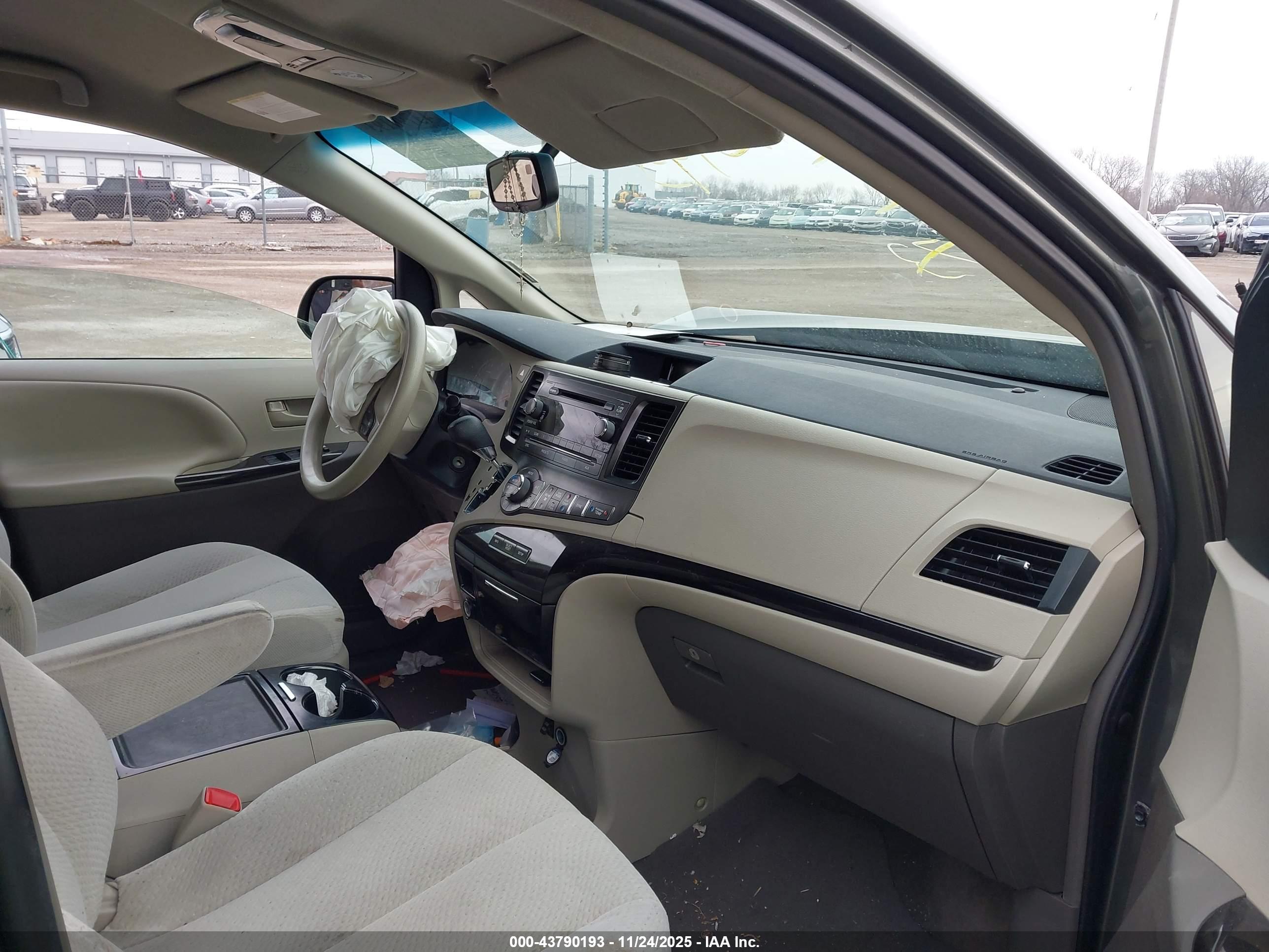 TOYOTA SIENNA image 5