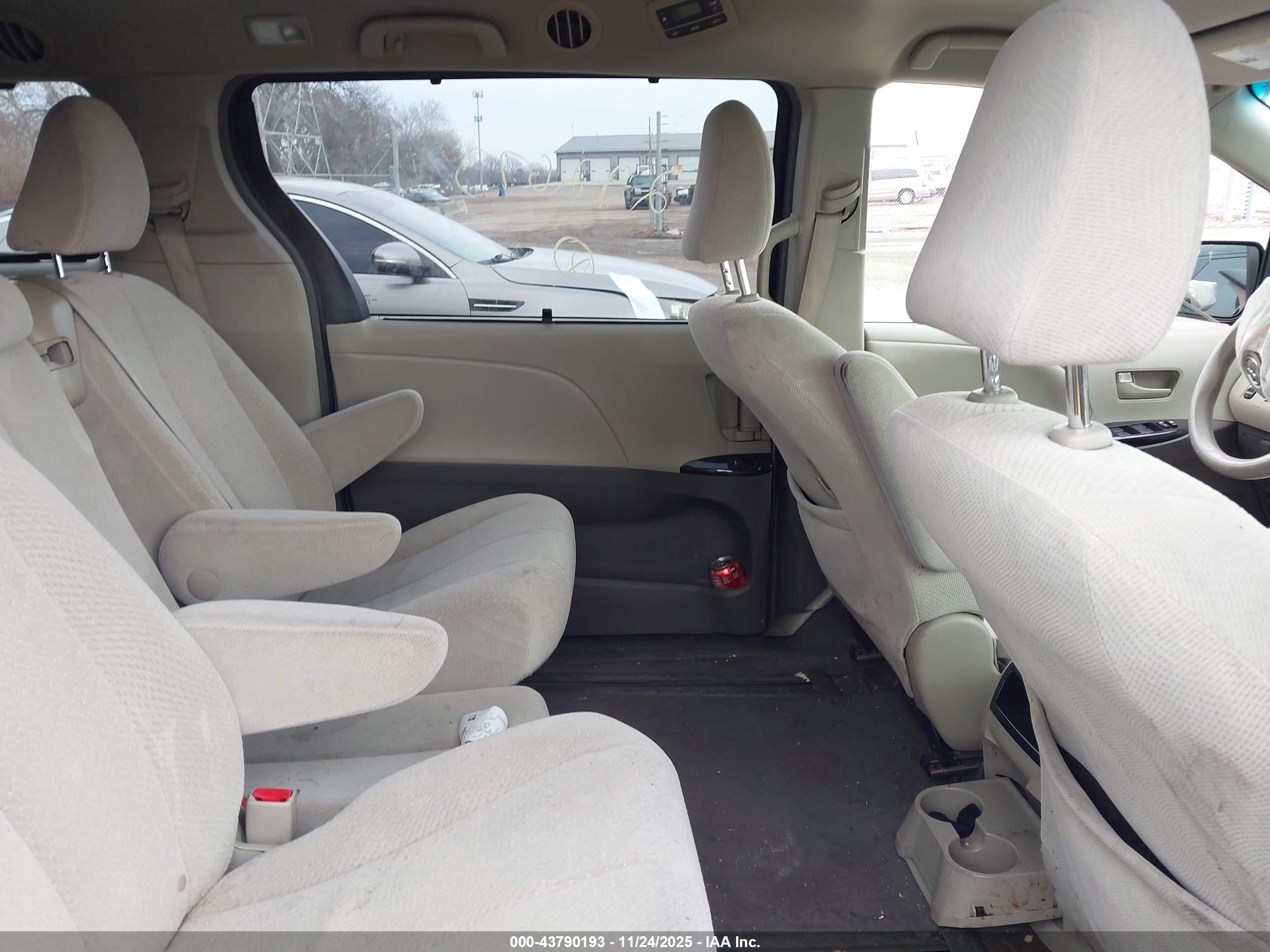 TOYOTA SIENNA image 8