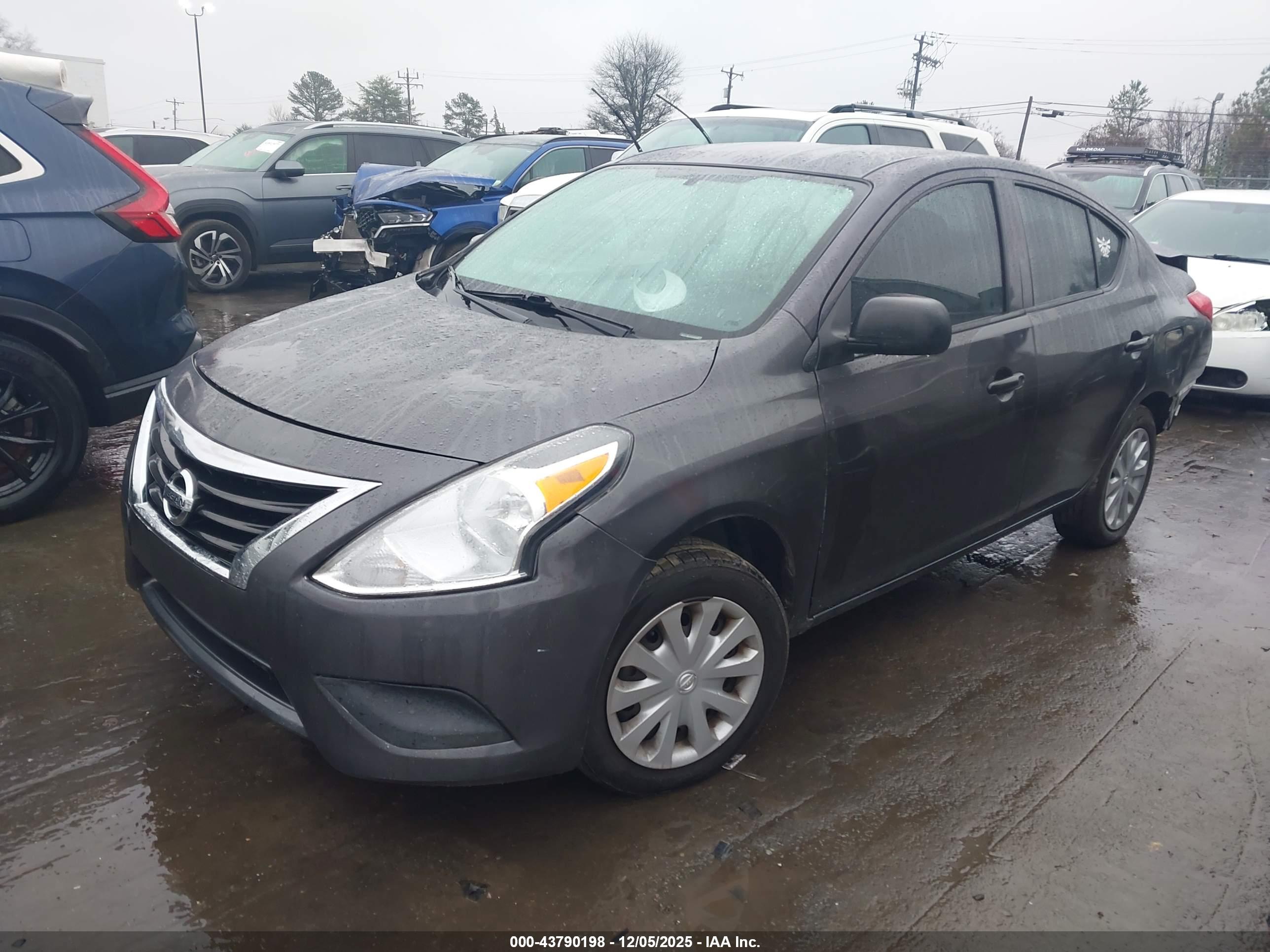 NISSAN VERSA image 2