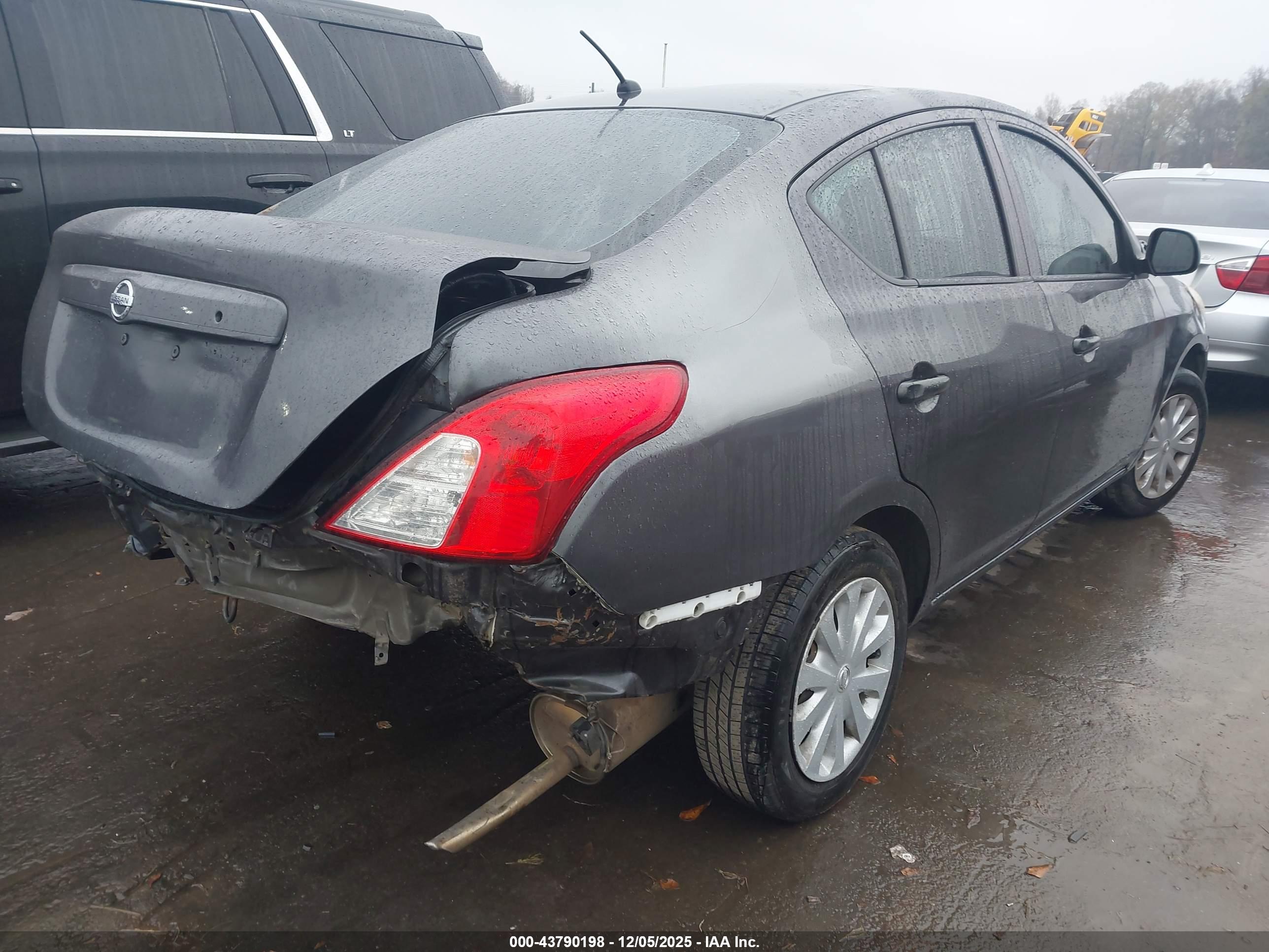 NISSAN VERSA image 4