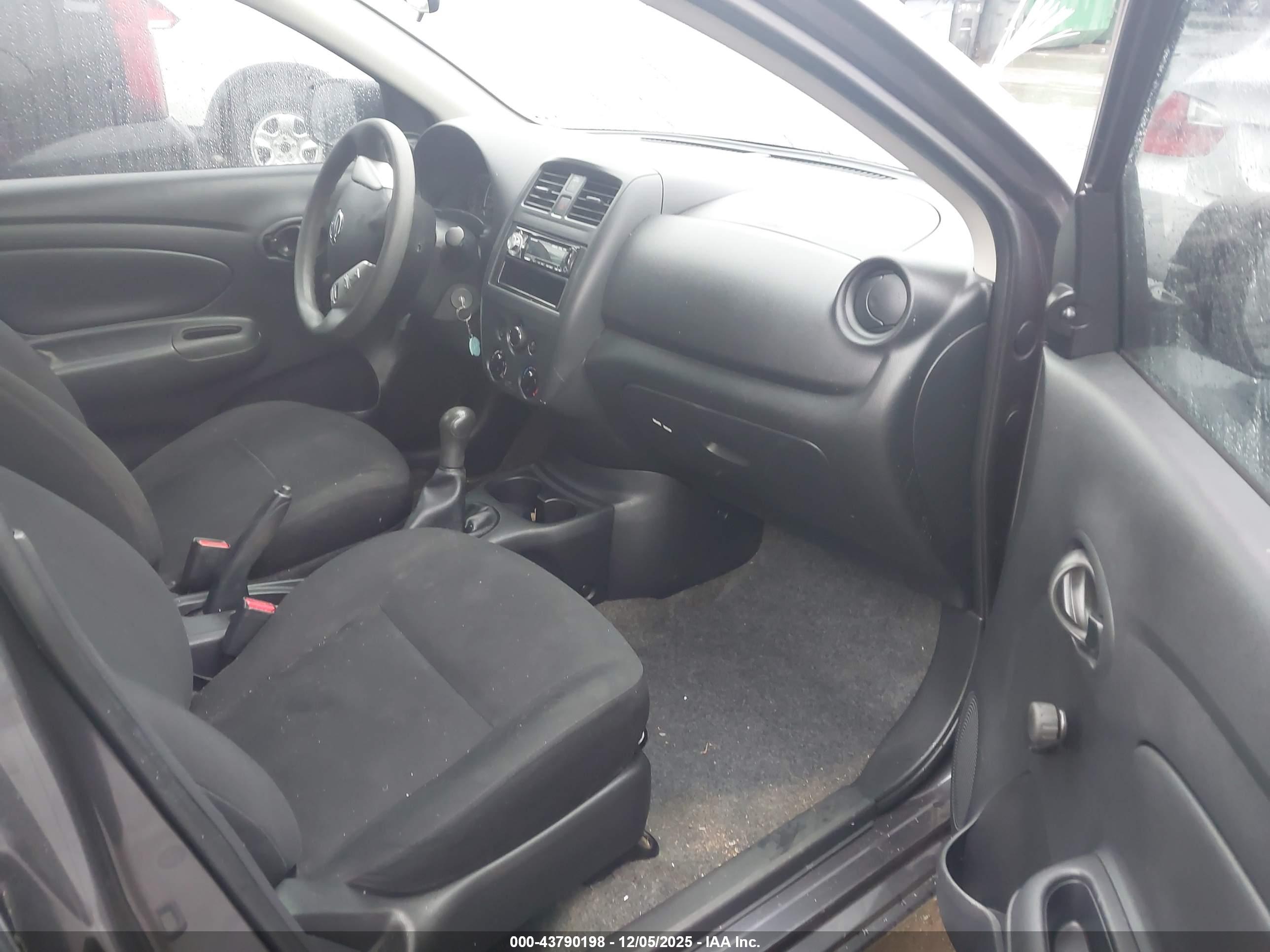 NISSAN VERSA image 5