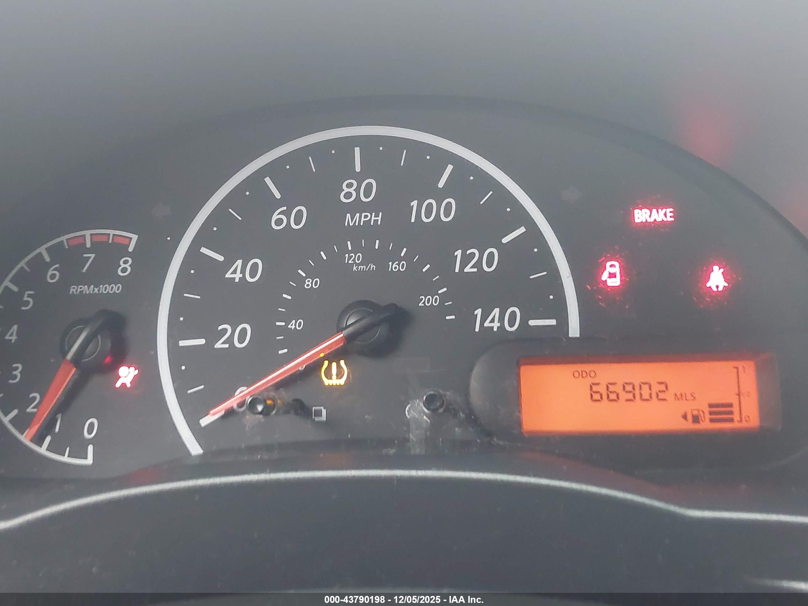 NISSAN VERSA image 7