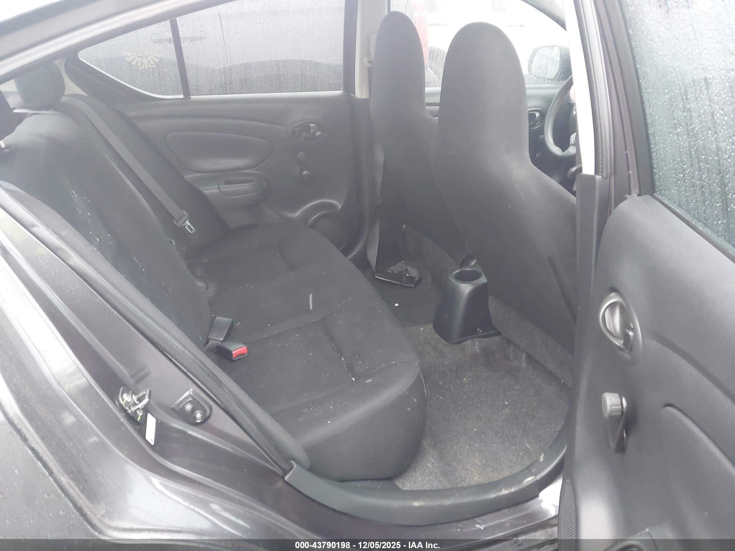 NISSAN VERSA image 8