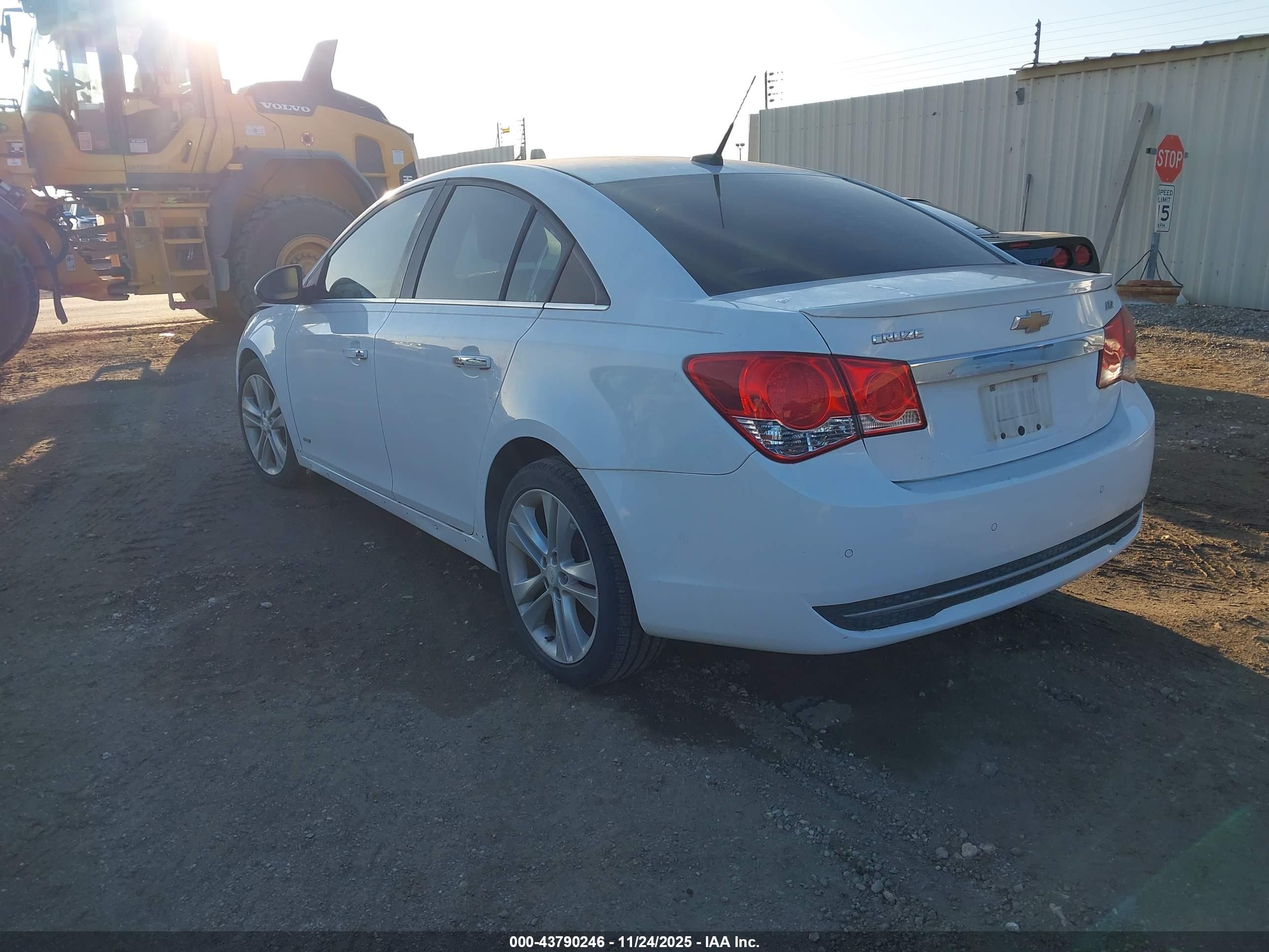 CHEVROLET CRUZE image 3