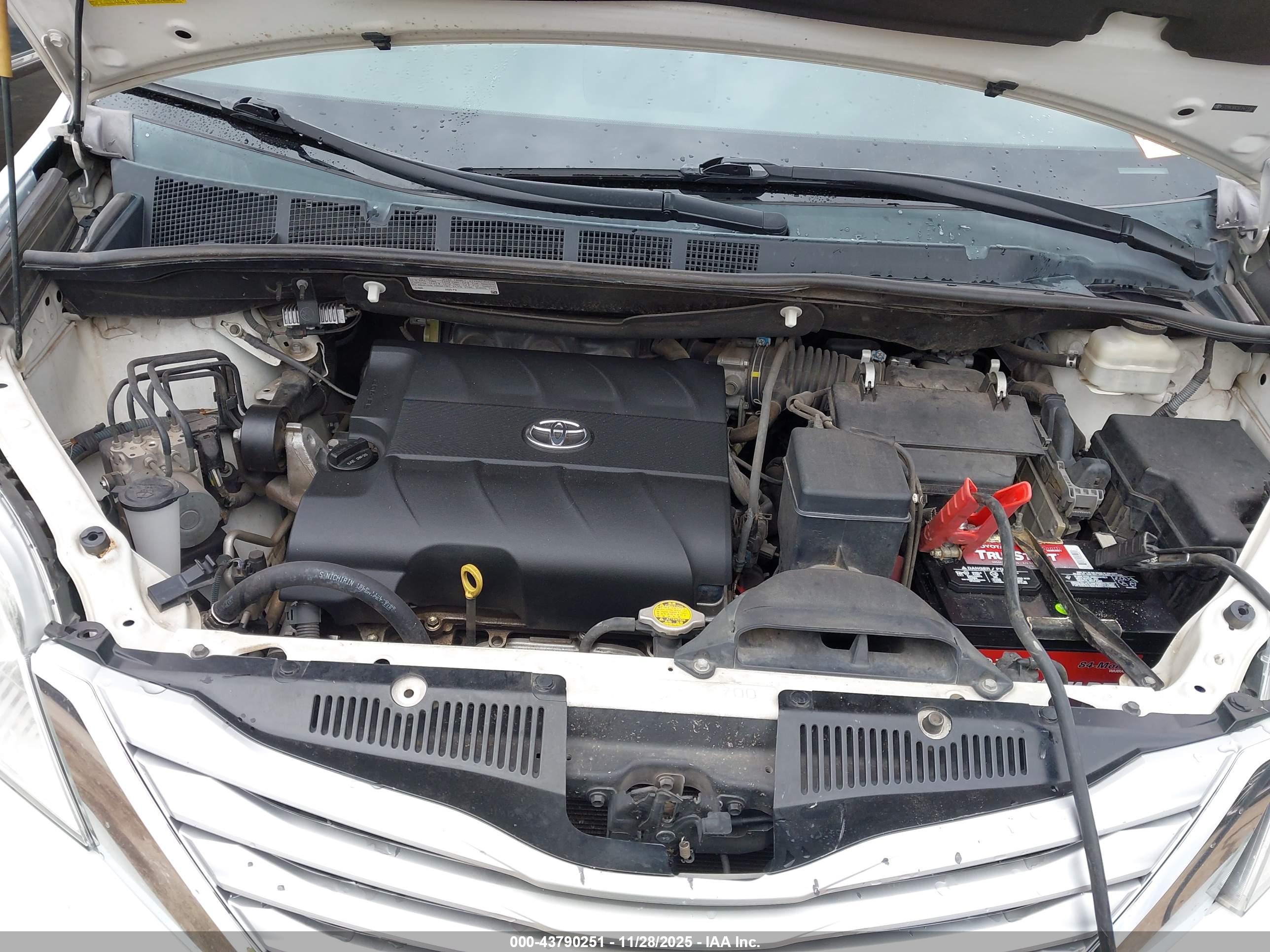 TOYOTA SIENNA image 10