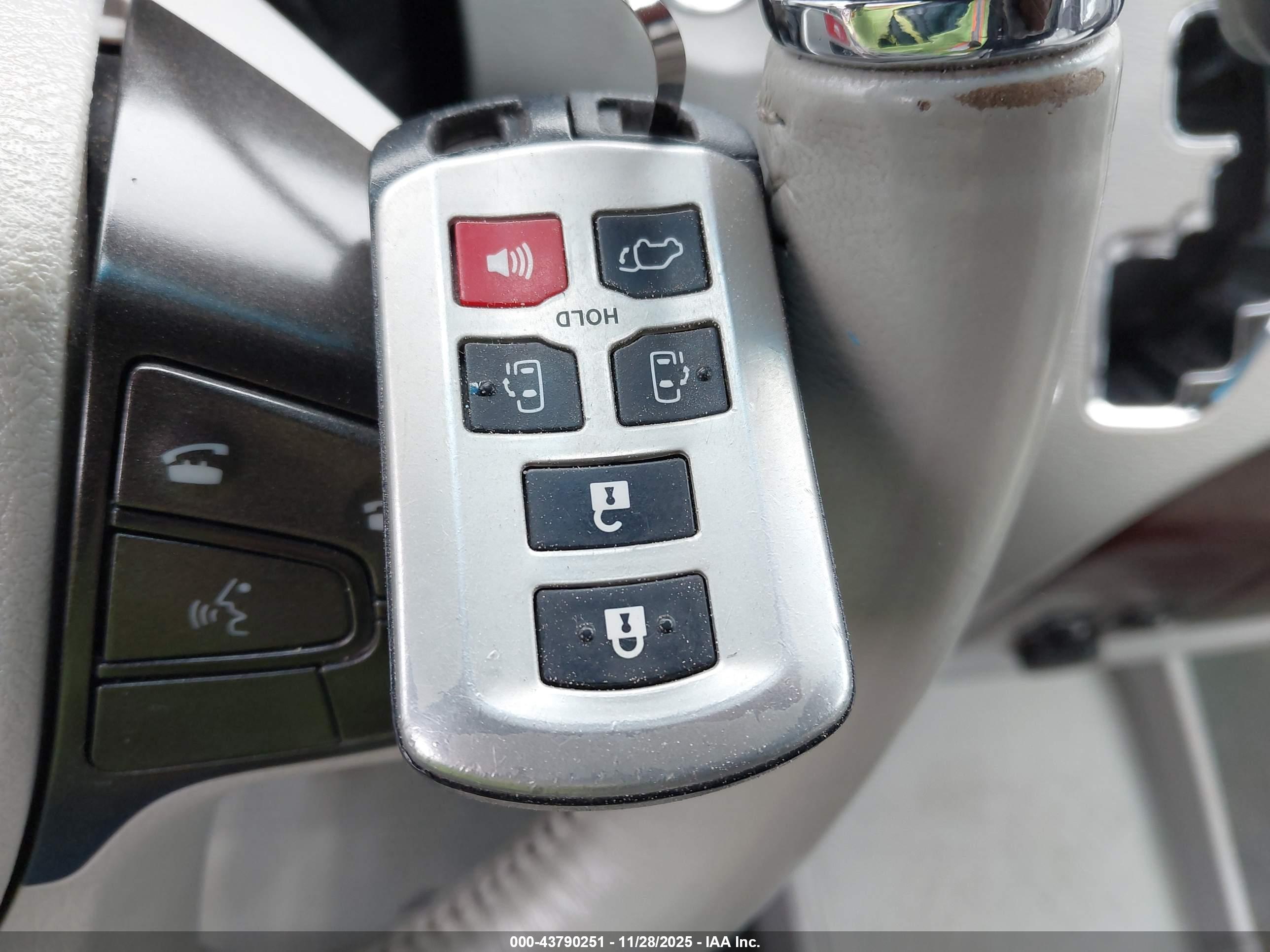 TOYOTA SIENNA image 11
