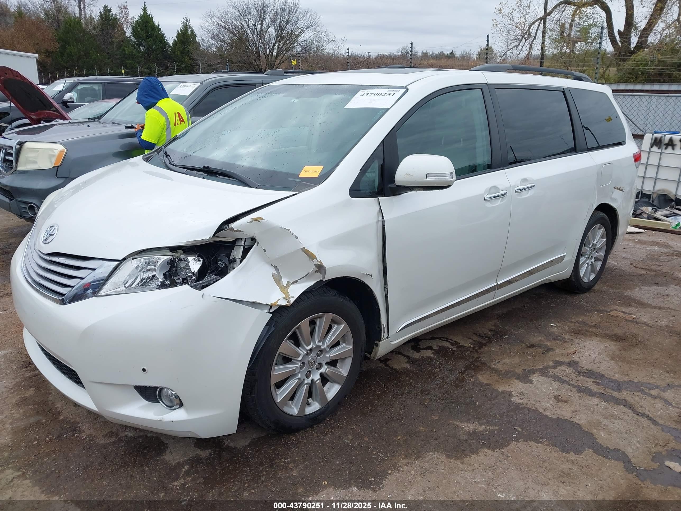 TOYOTA SIENNA image 2