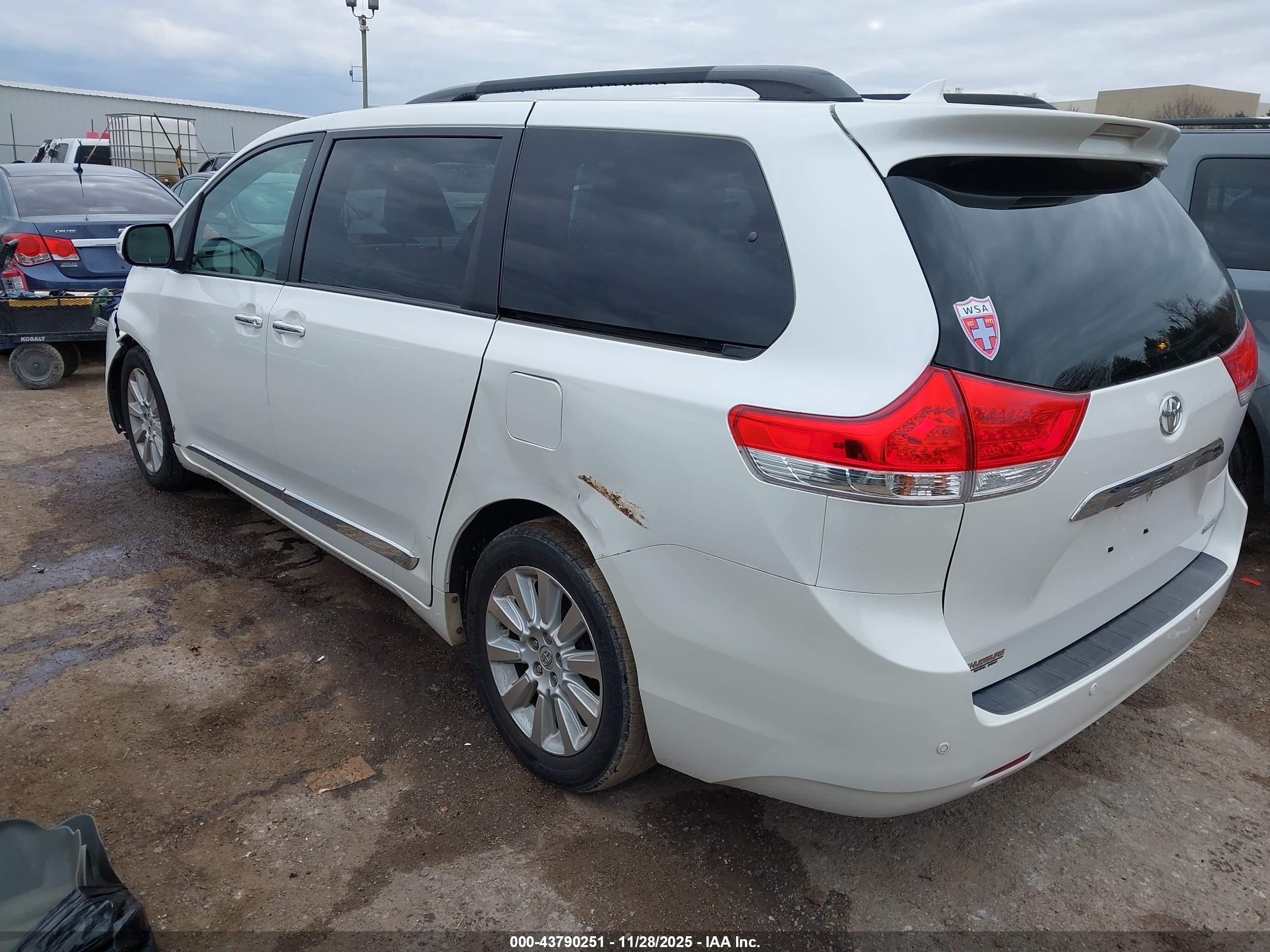 TOYOTA SIENNA image 3