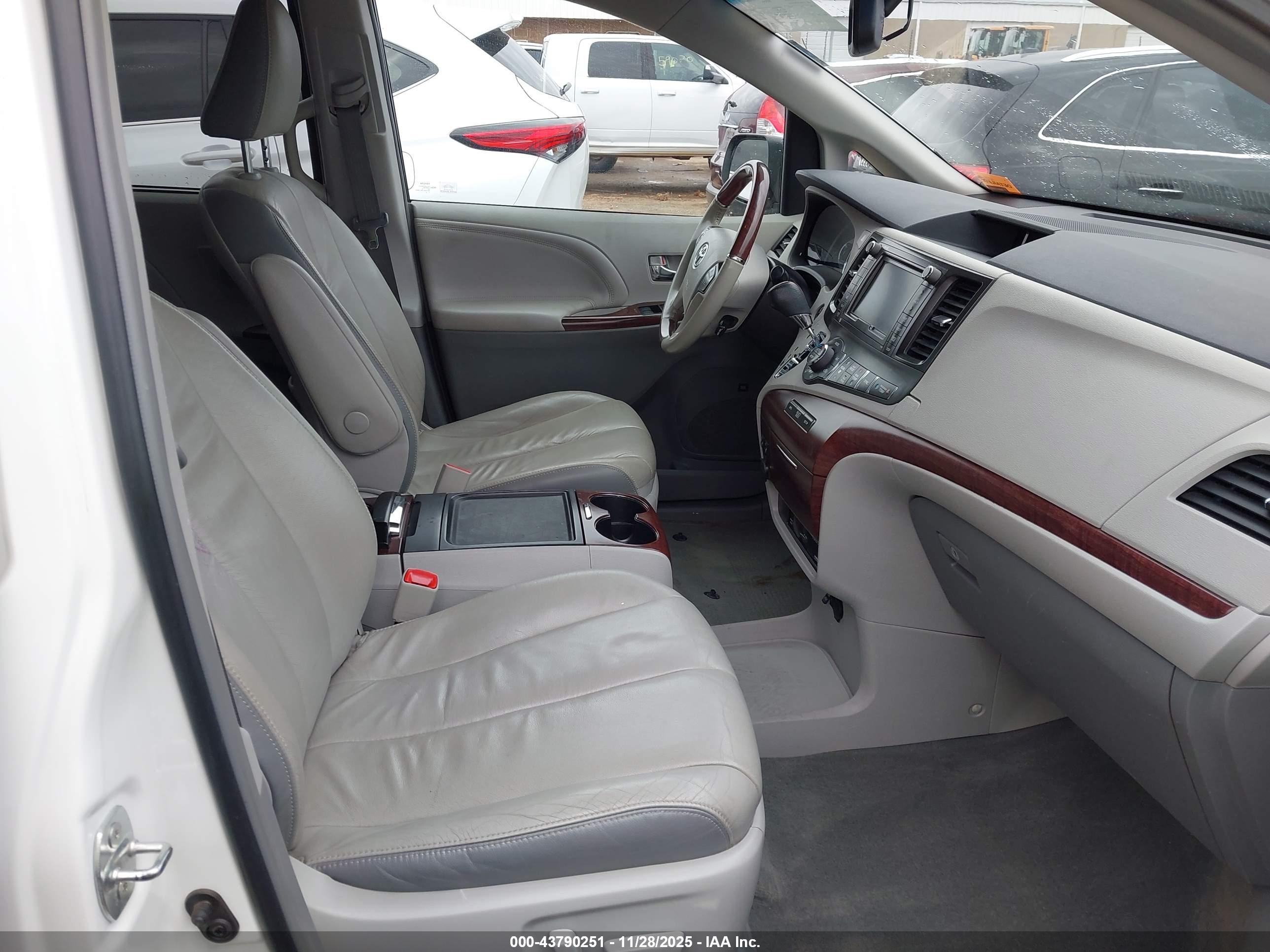 TOYOTA SIENNA image 5