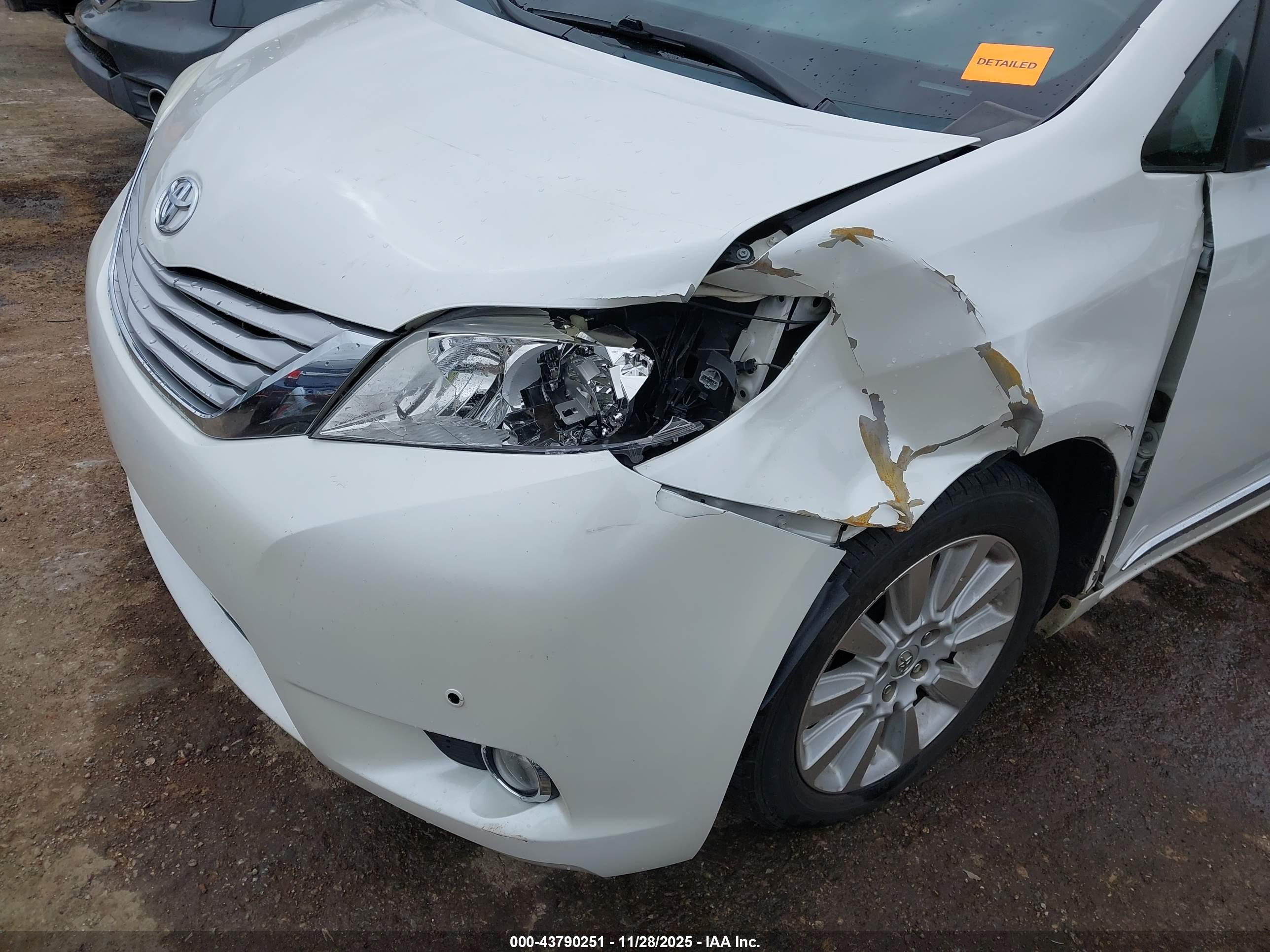 TOYOTA SIENNA image 6