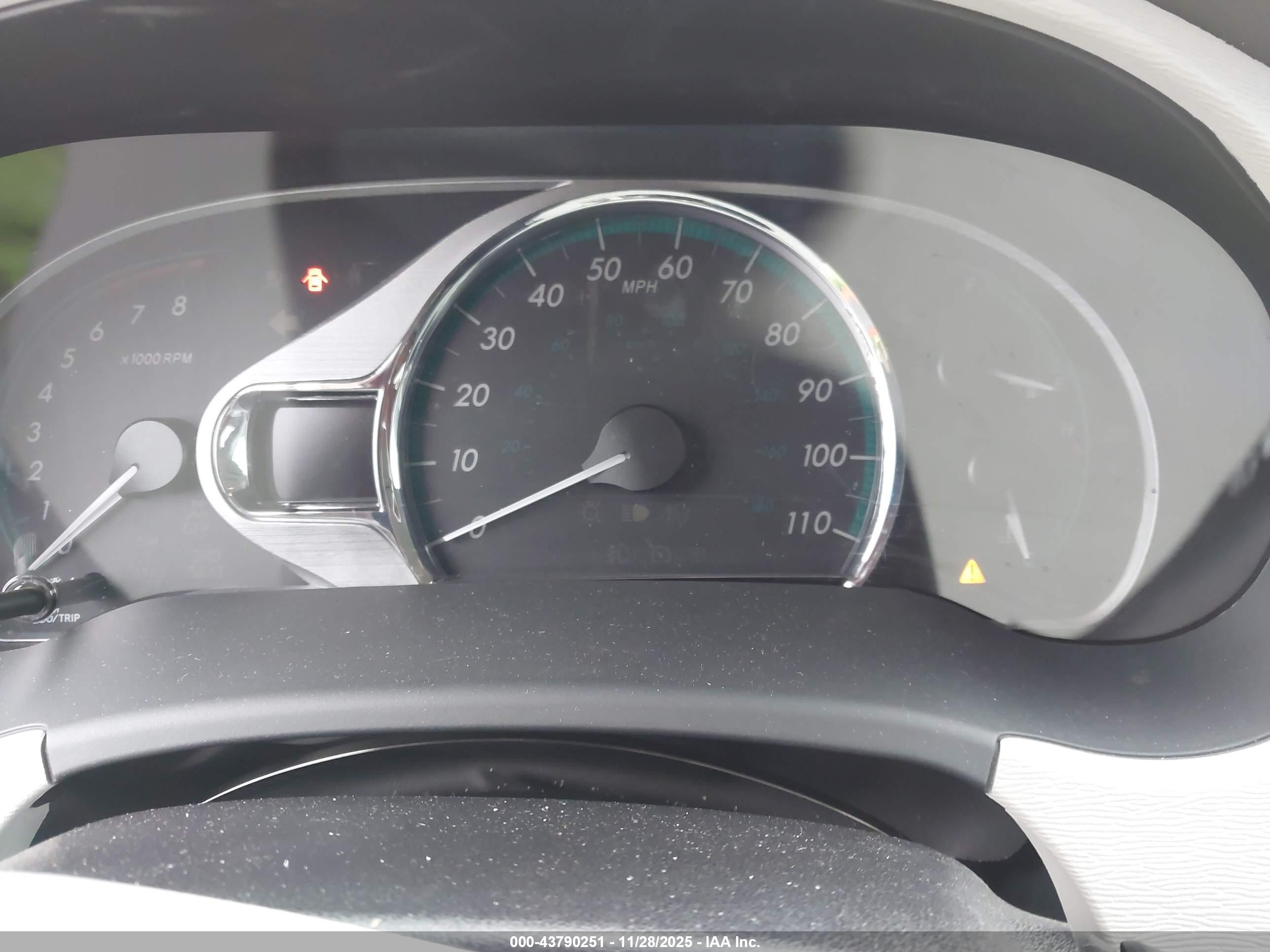 TOYOTA SIENNA image 7