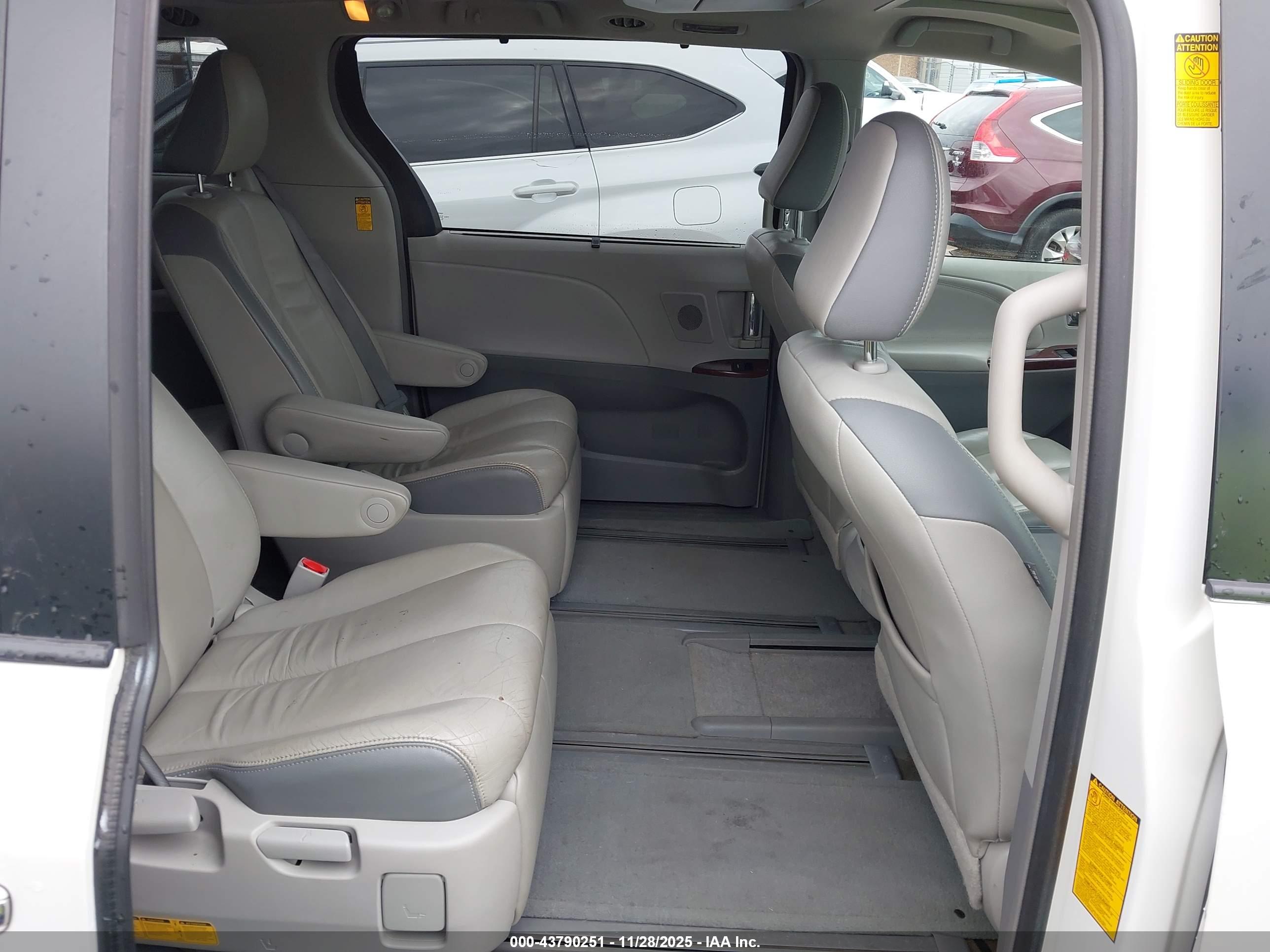 TOYOTA SIENNA image 8