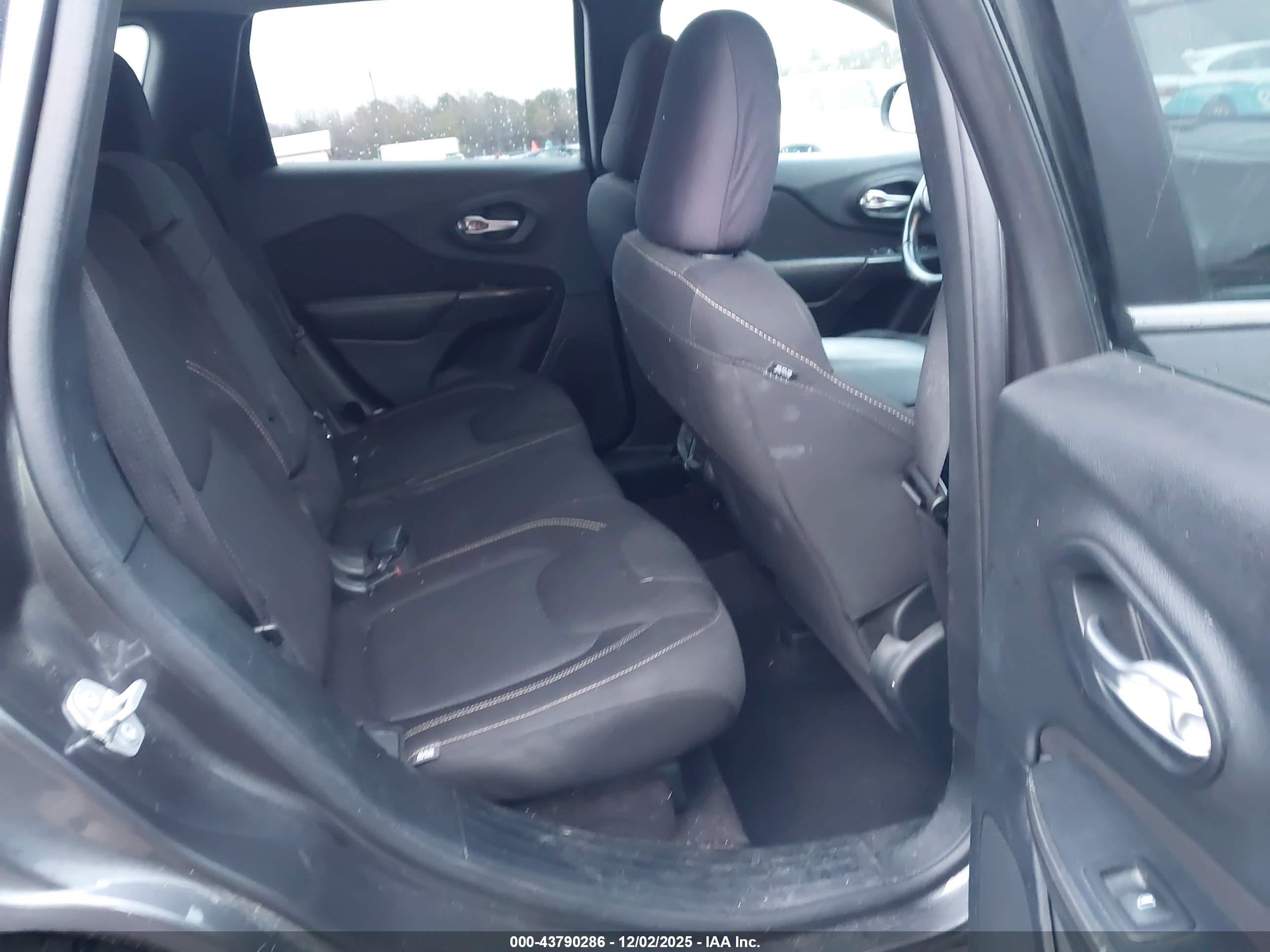 JEEP CHEROKEE image 8