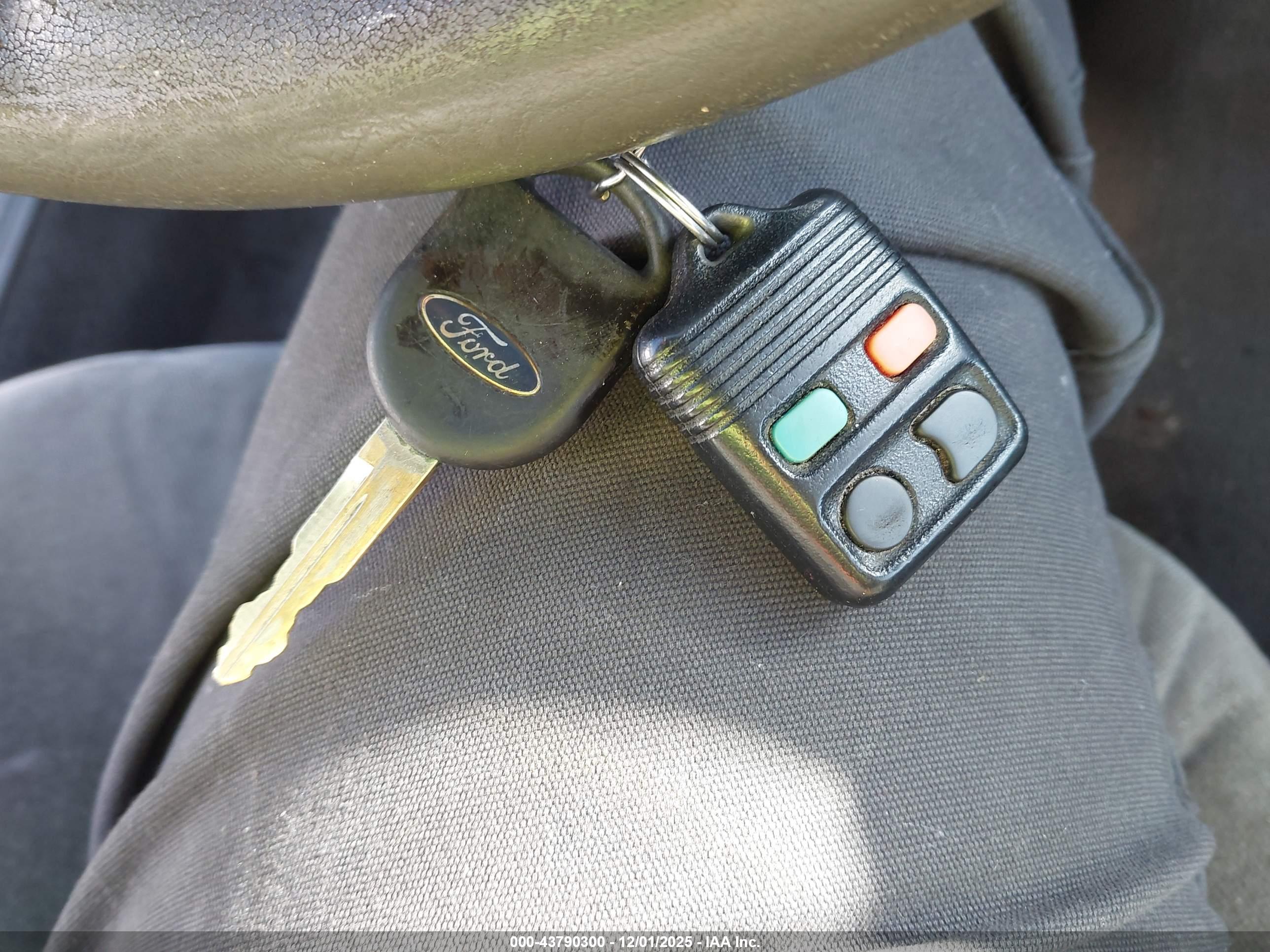 FORD TAURUS image 11