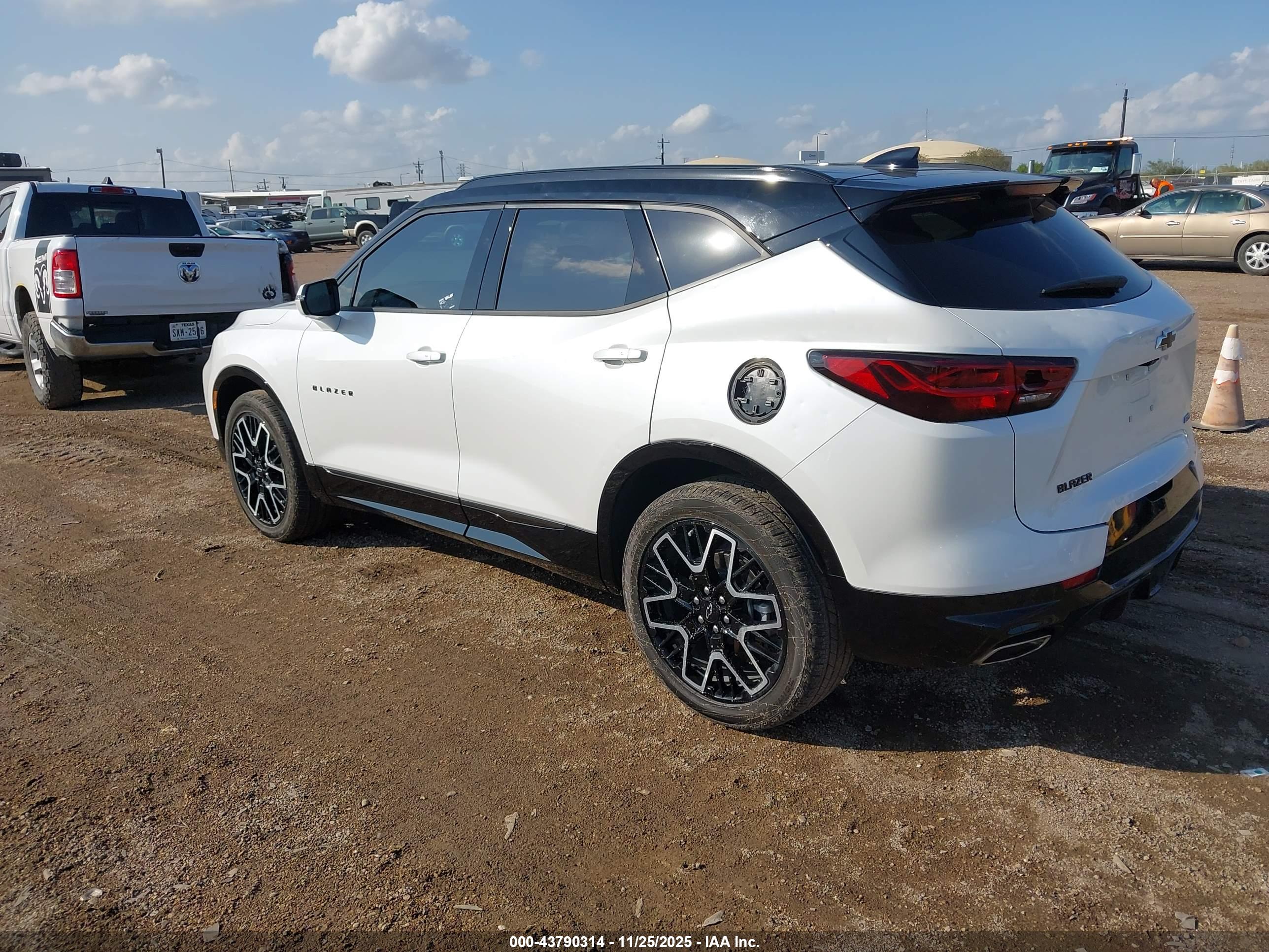 CHEVROLET BLAZER image 3