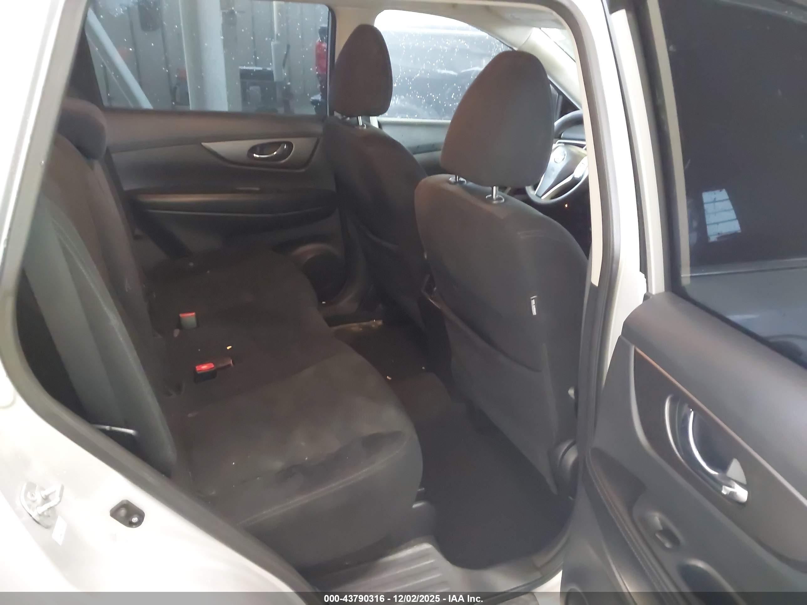 NISSAN ROGUE image 8