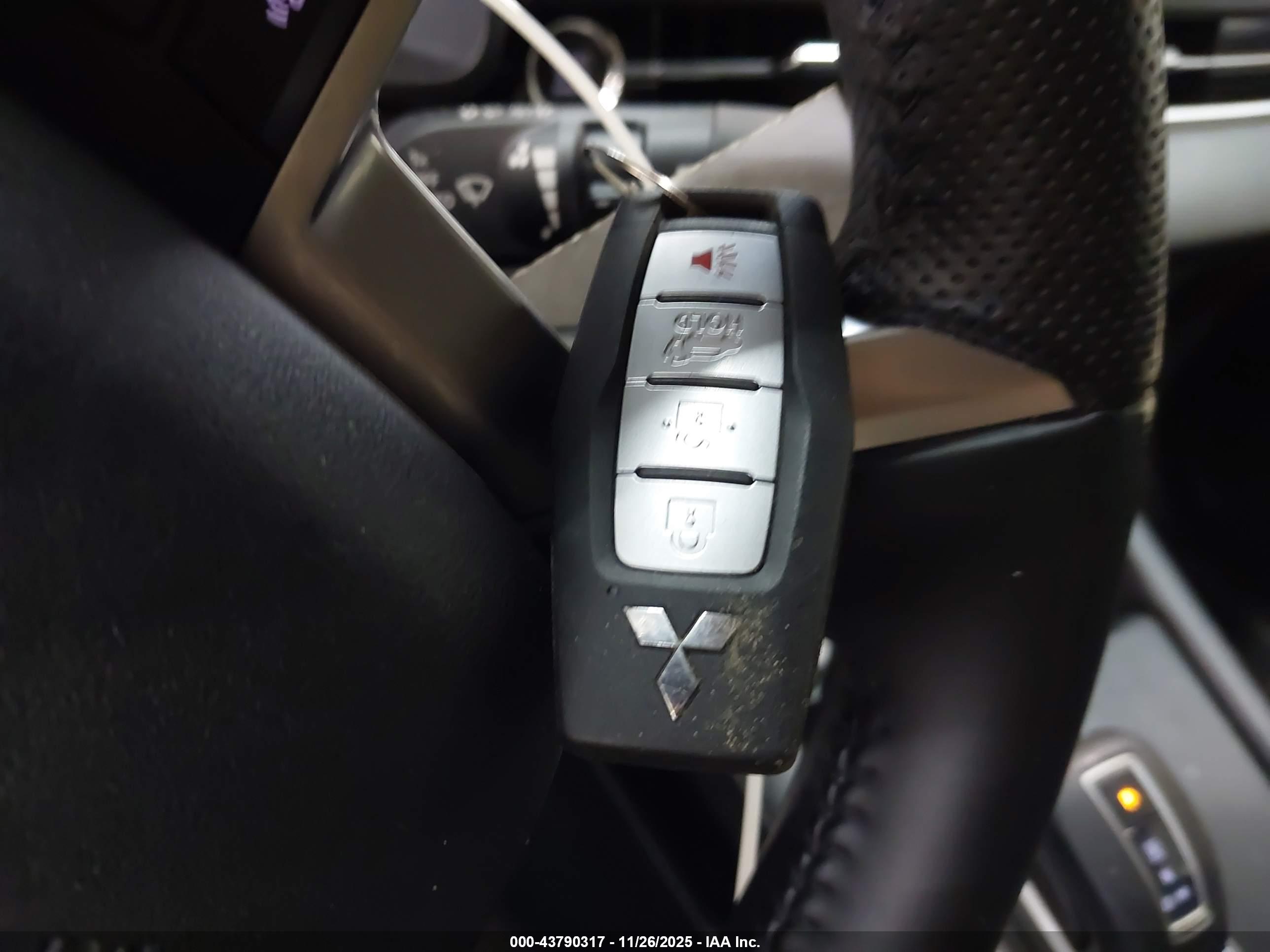MITSUBISHI OUTLANDER image 11