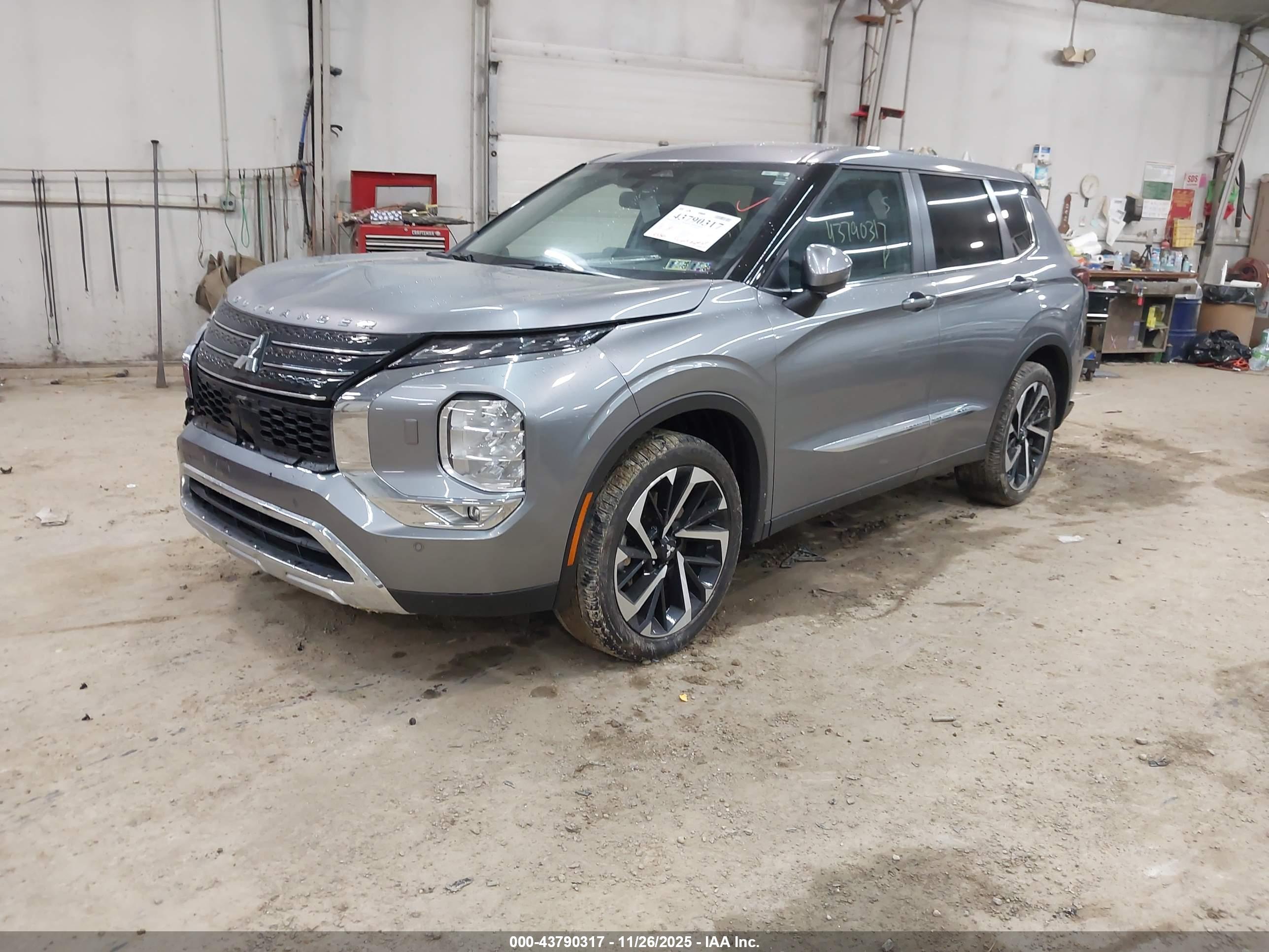 MITSUBISHI OUTLANDER image 2
