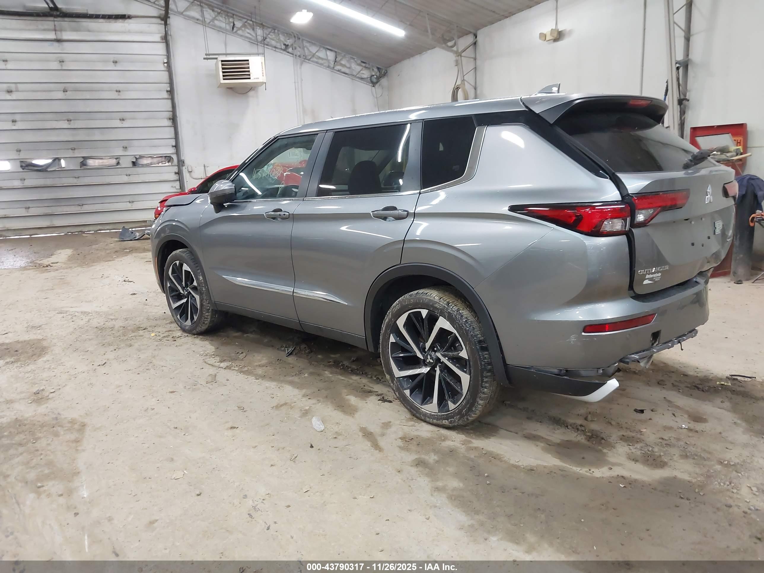 MITSUBISHI OUTLANDER image 3