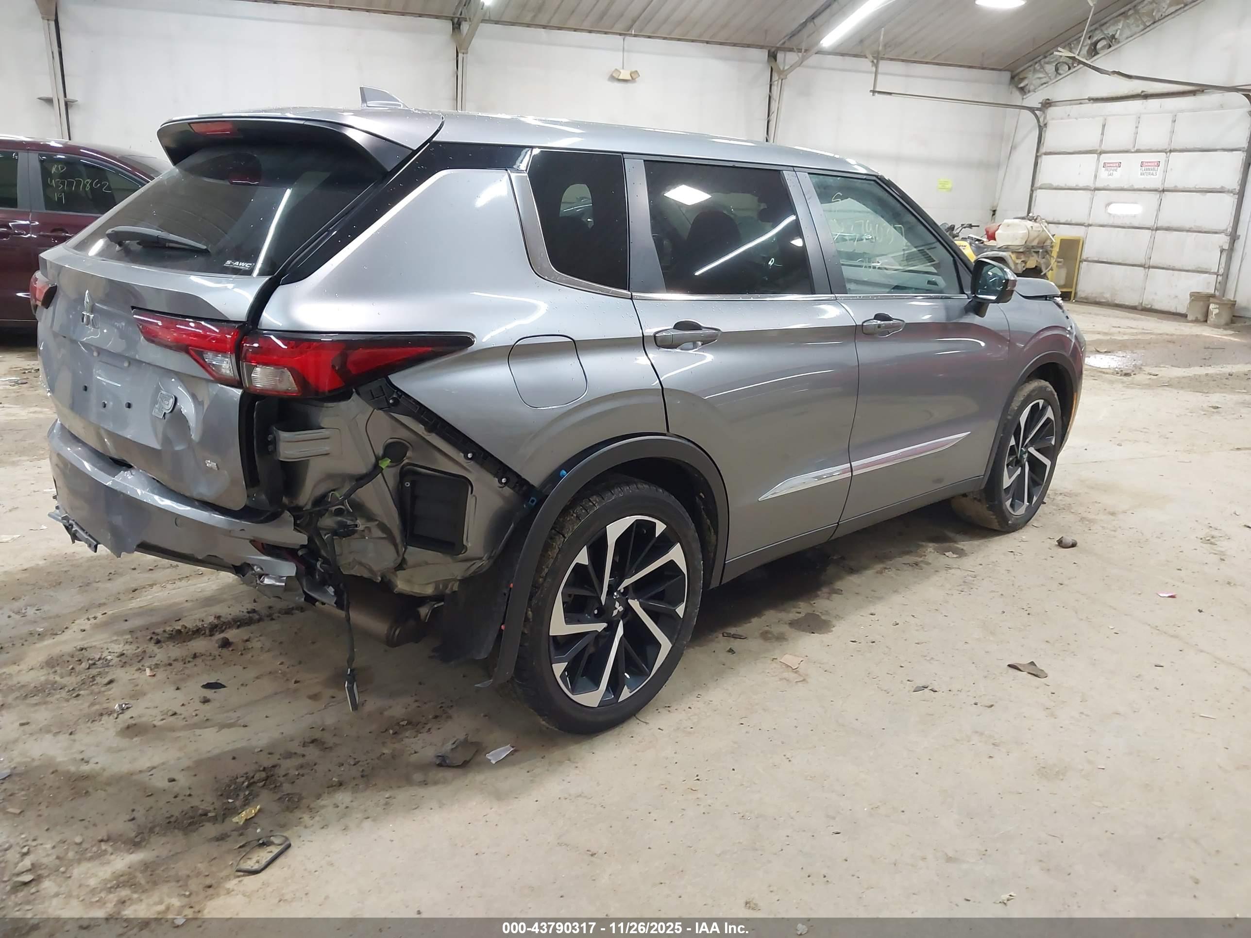 MITSUBISHI OUTLANDER image 4
