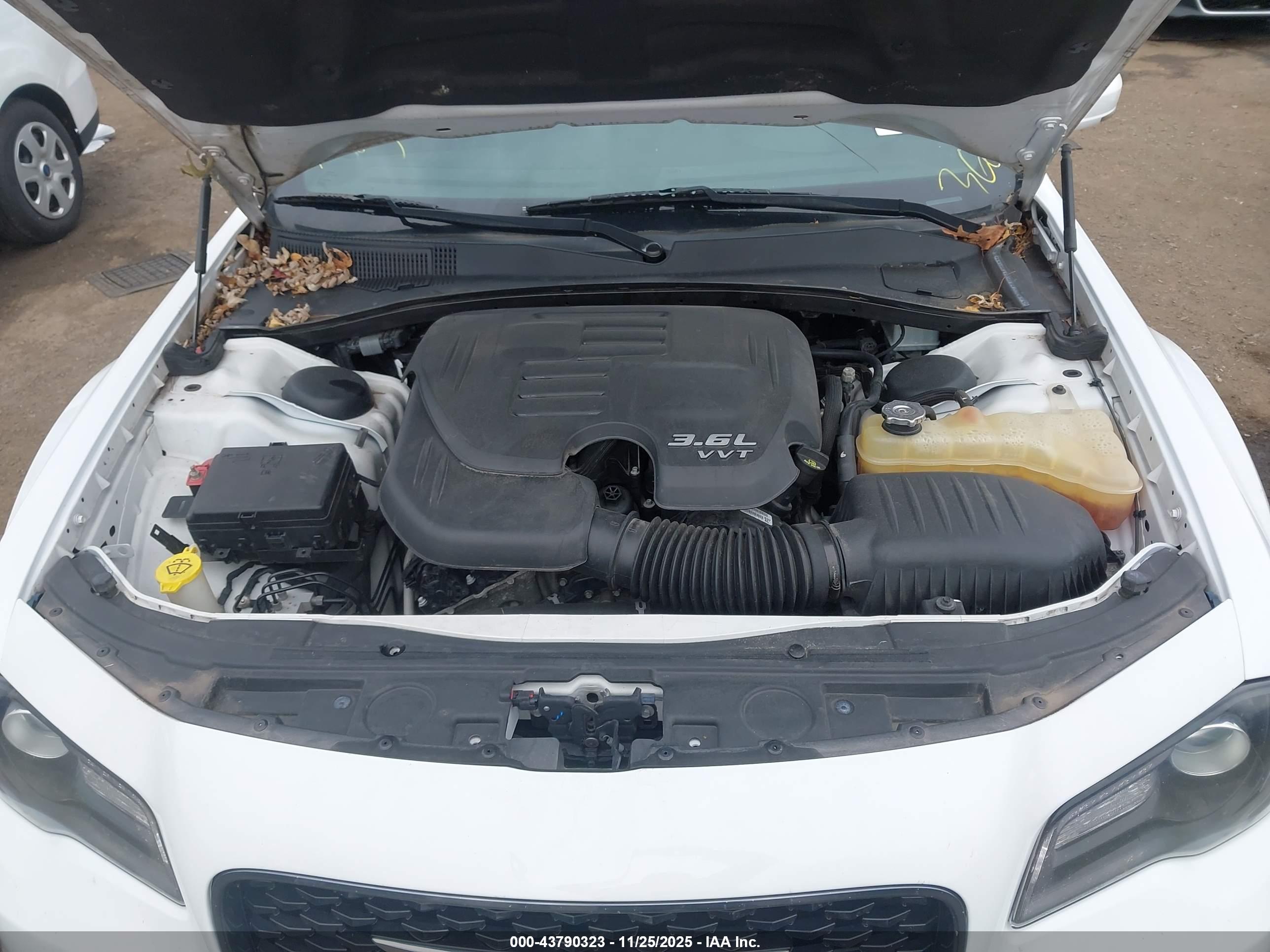 CHRYSLER 300 image 10