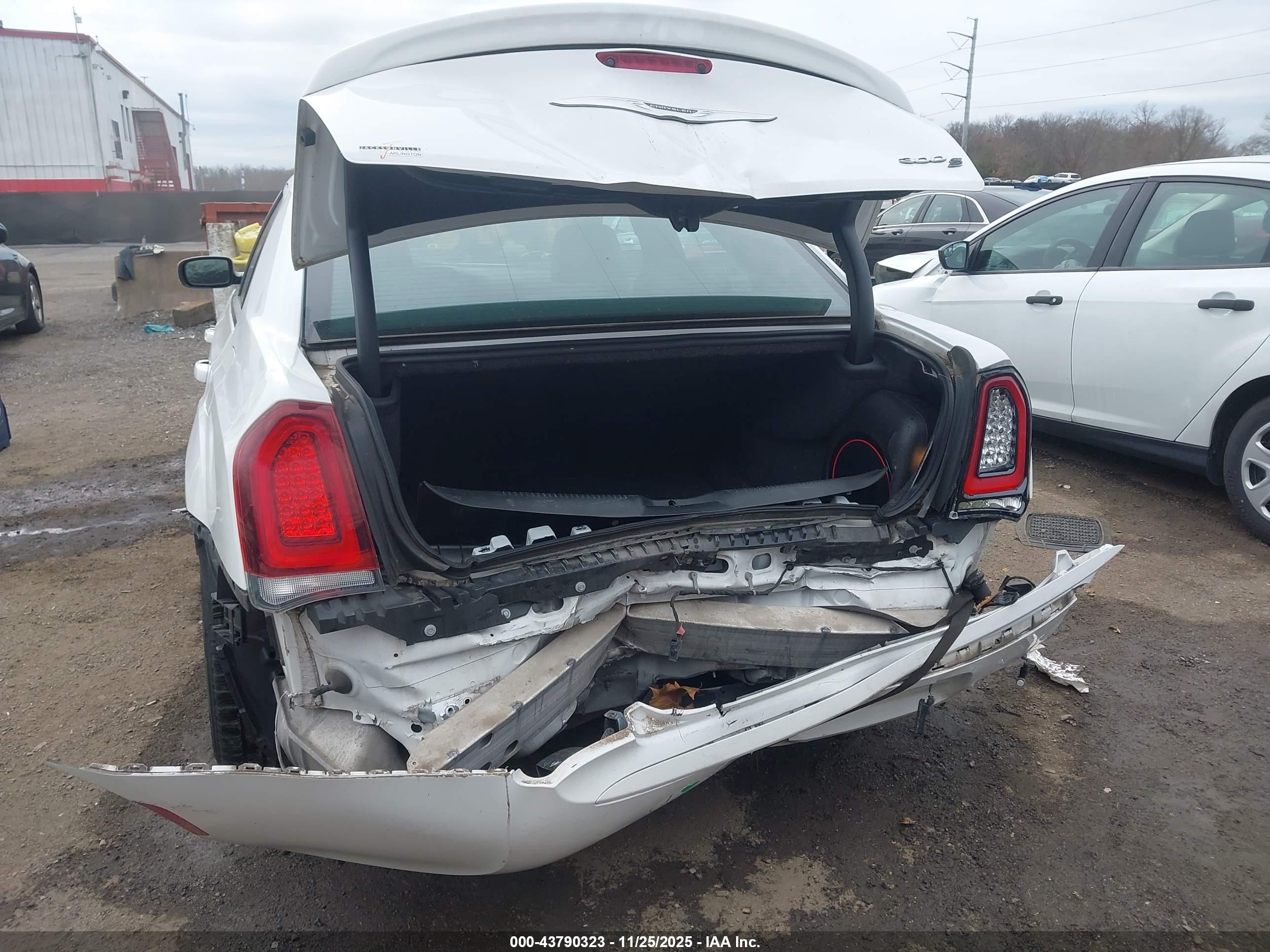 CHRYSLER 300 image 6