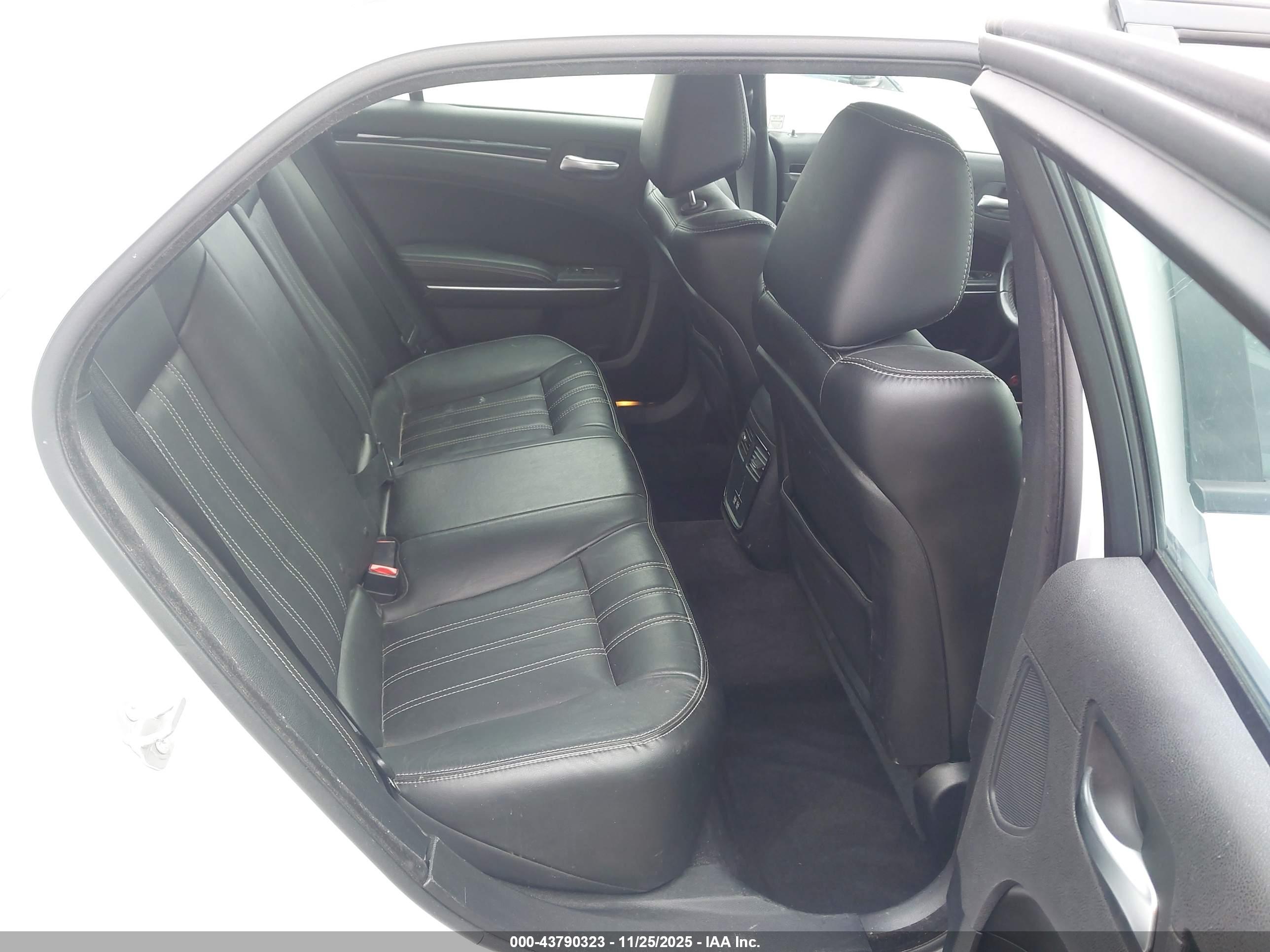 CHRYSLER 300 image 8