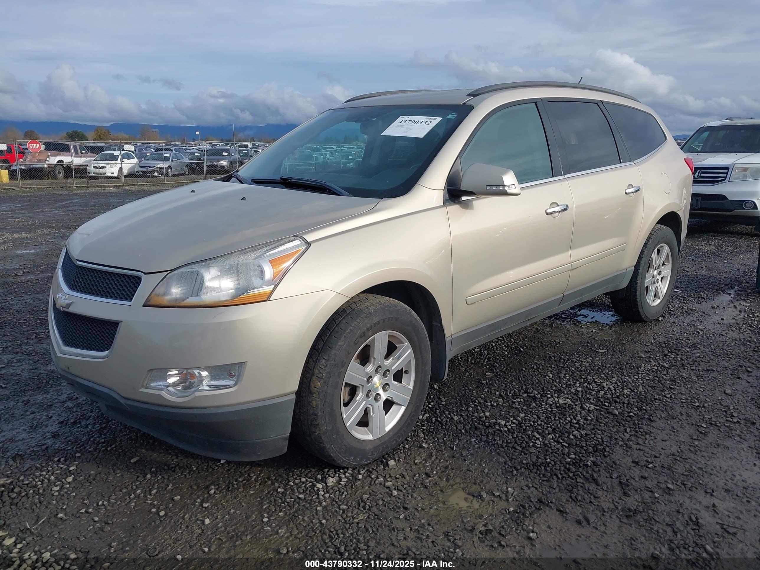 CHEVROLET TRAVERSE image 2