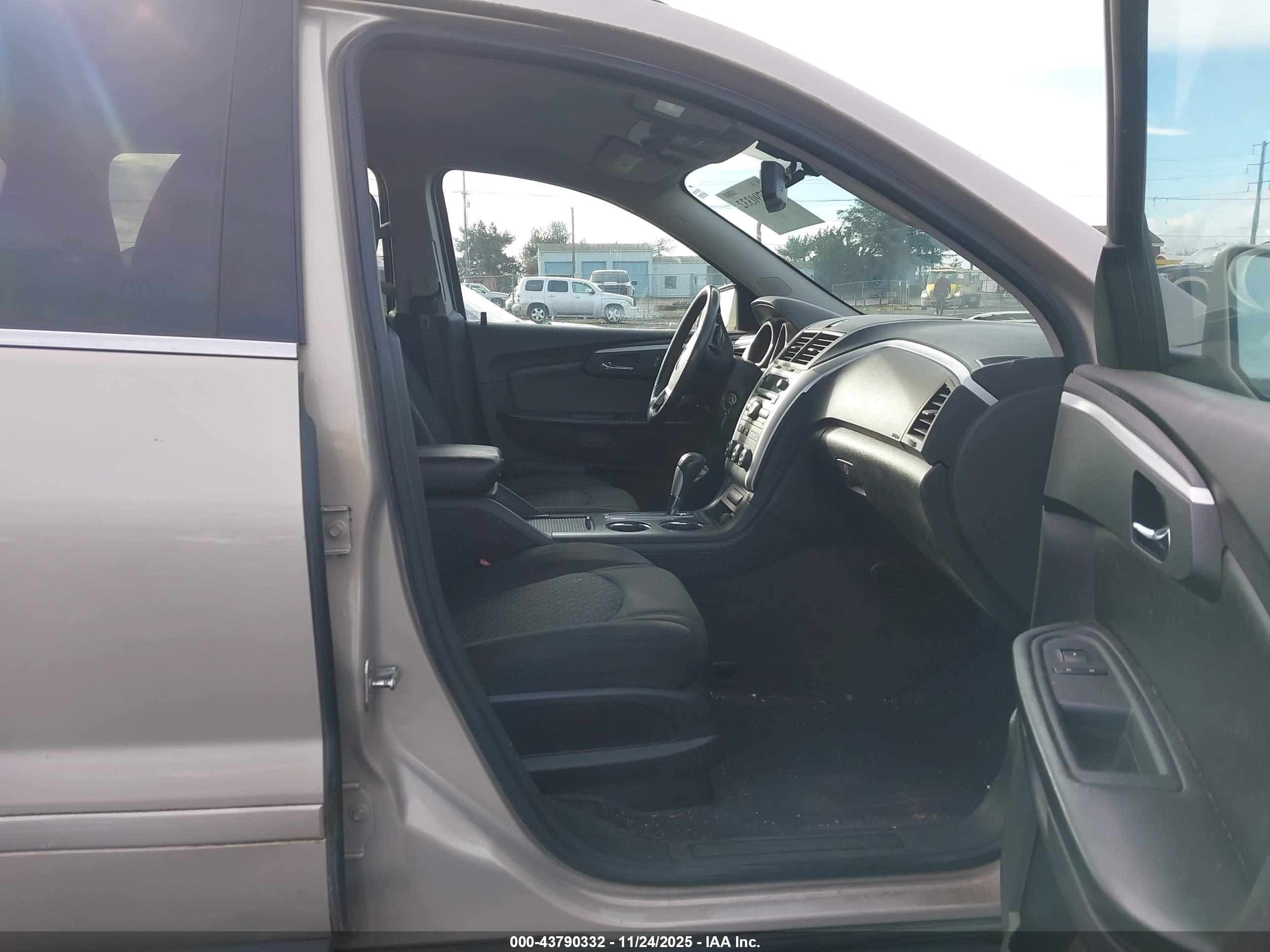 CHEVROLET TRAVERSE image 5