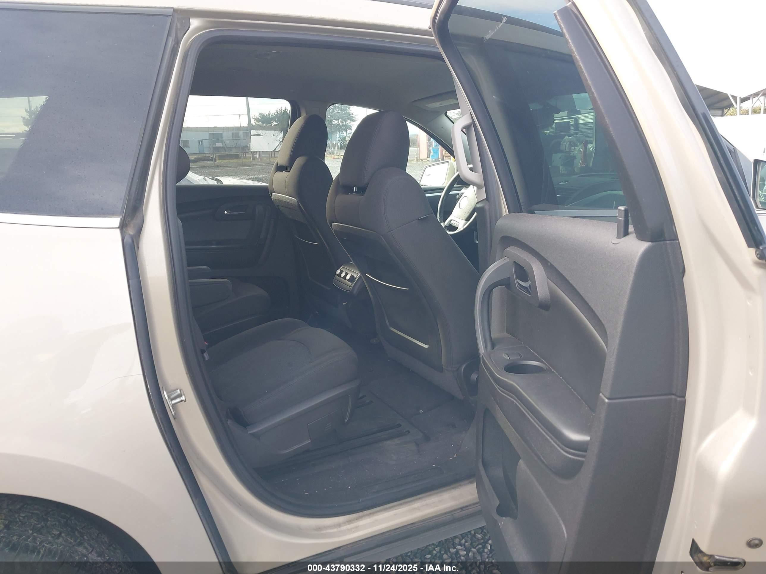 CHEVROLET TRAVERSE image 8