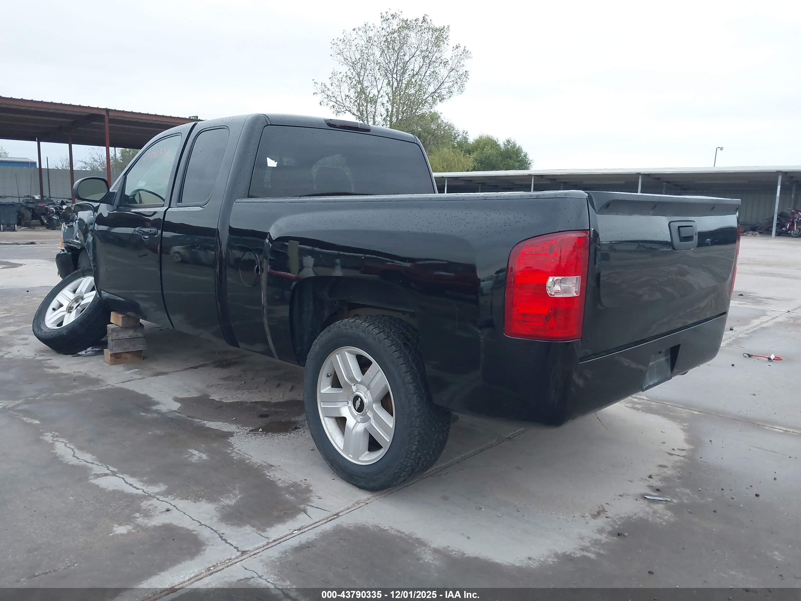 CHEVROLET SILVERADO image 3