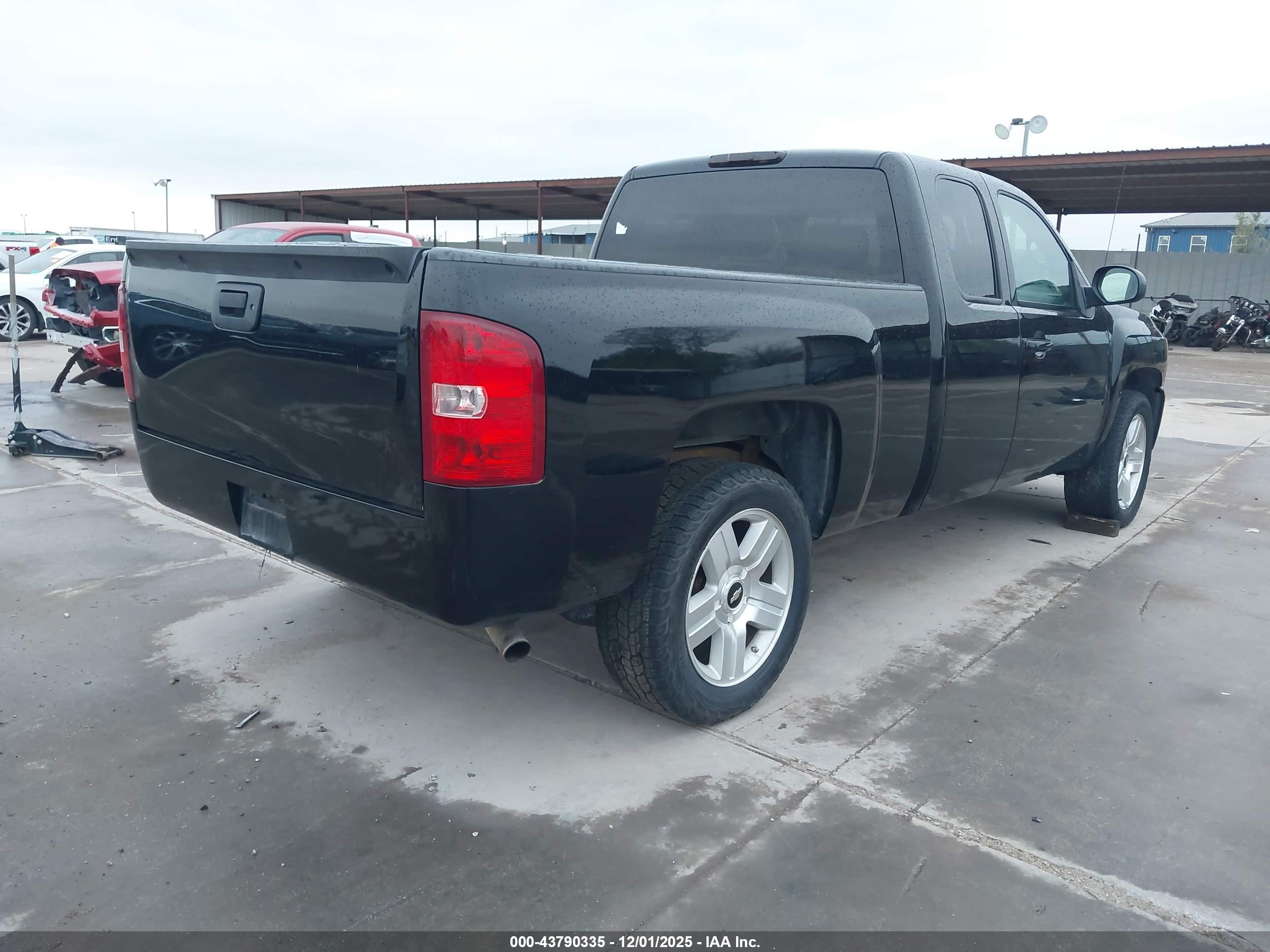 CHEVROLET SILVERADO image 4