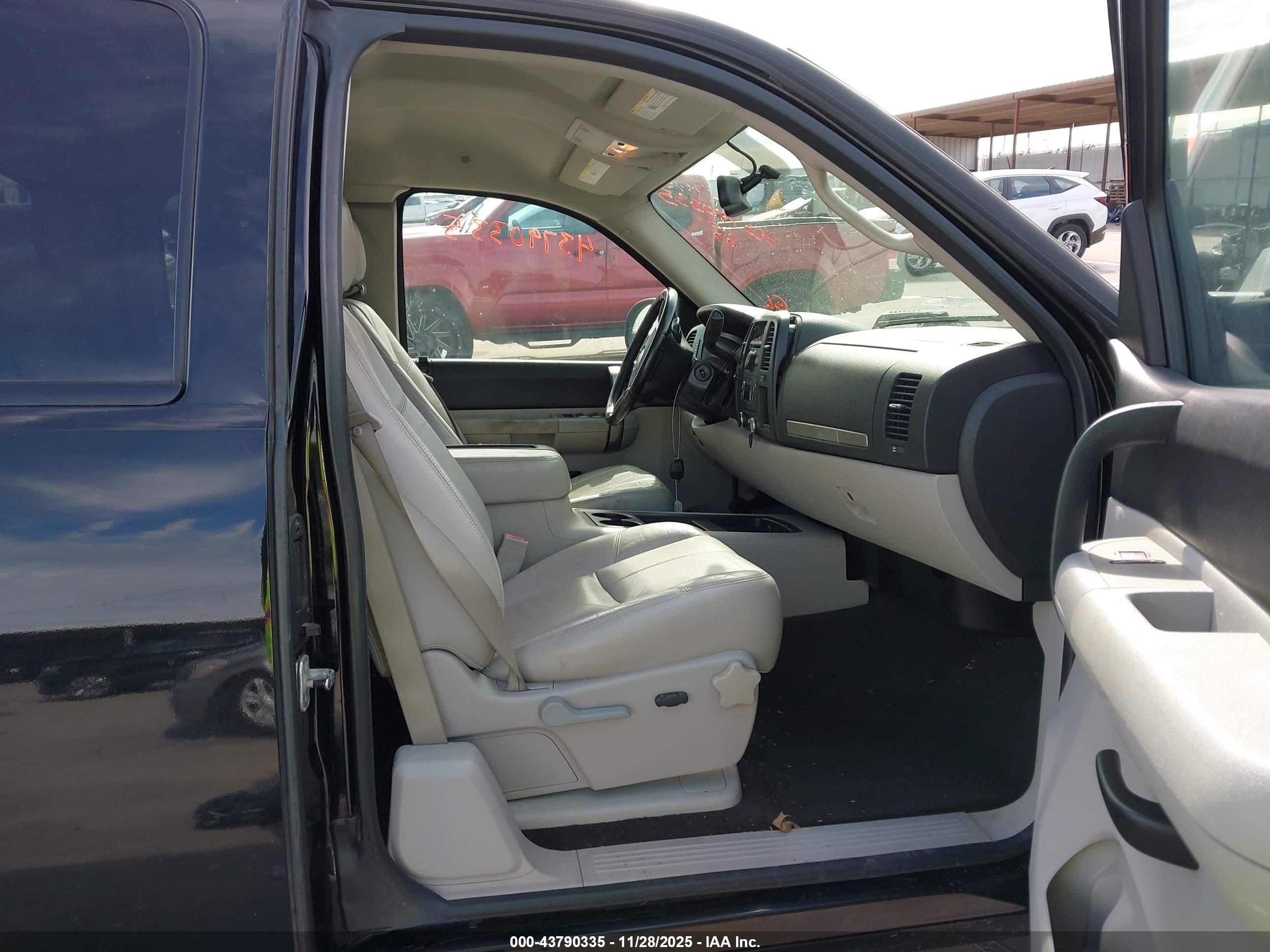 CHEVROLET SILVERADO image 5