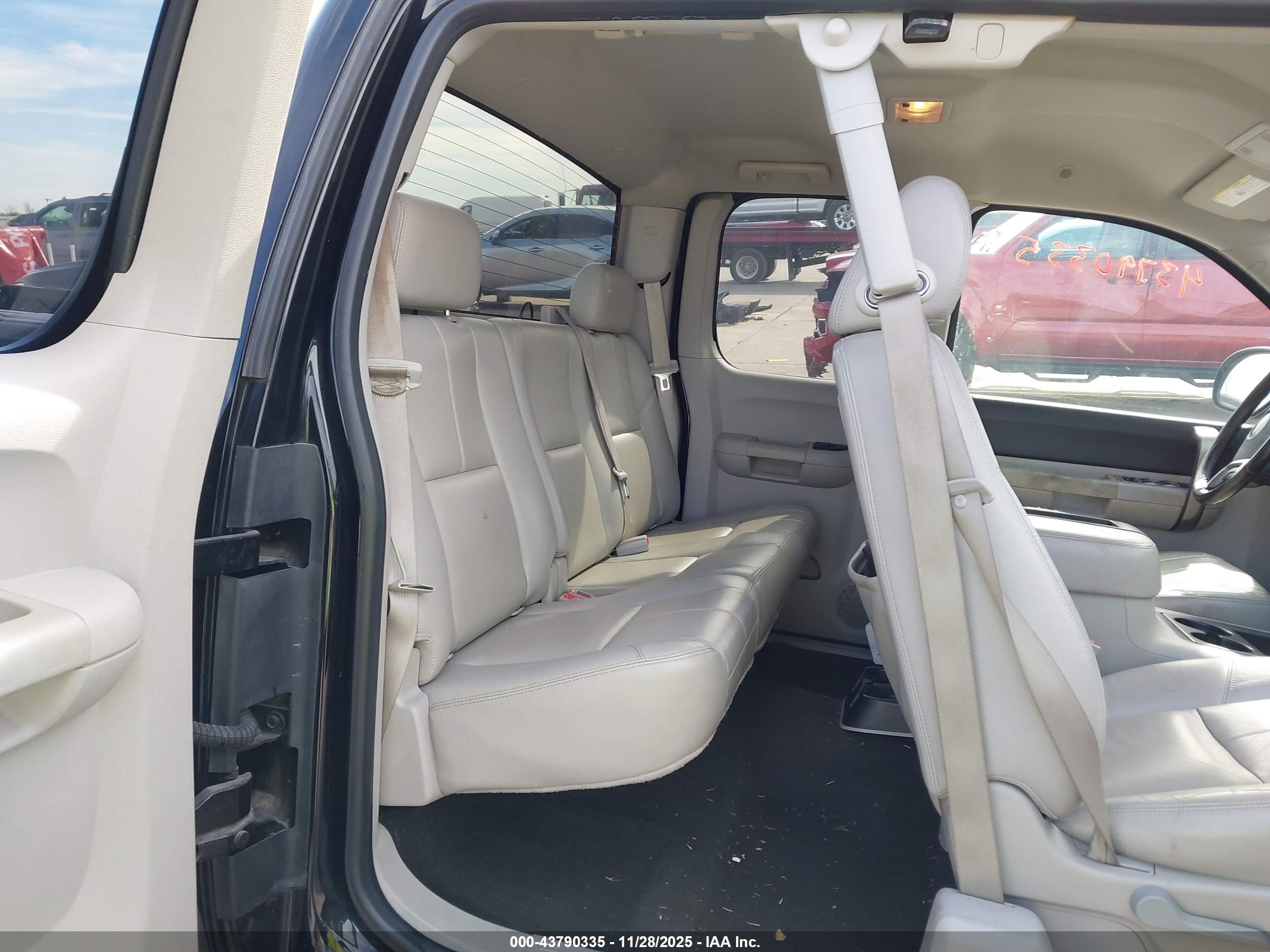 CHEVROLET SILVERADO image 8