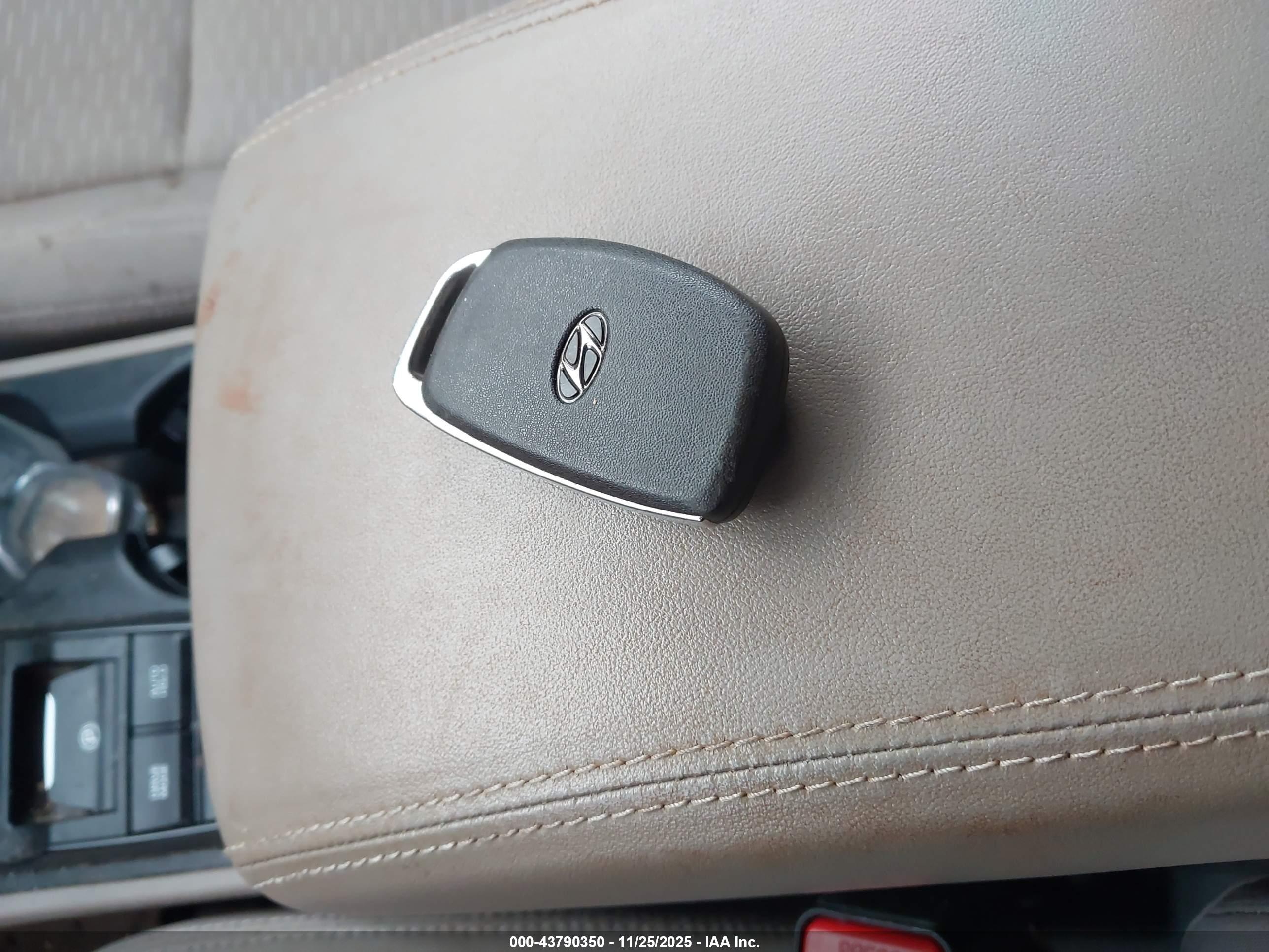 HYUNDAI TUCSON image 11