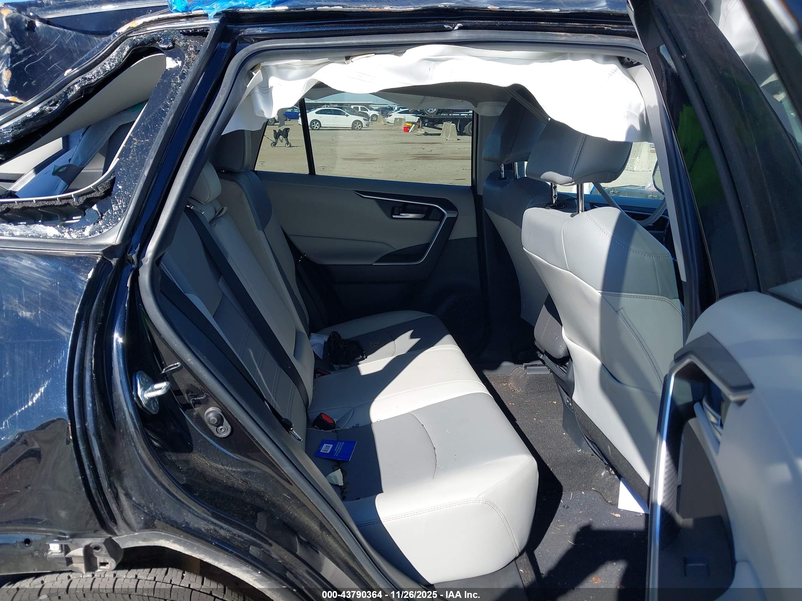 TOYOTA RAV4 image 8