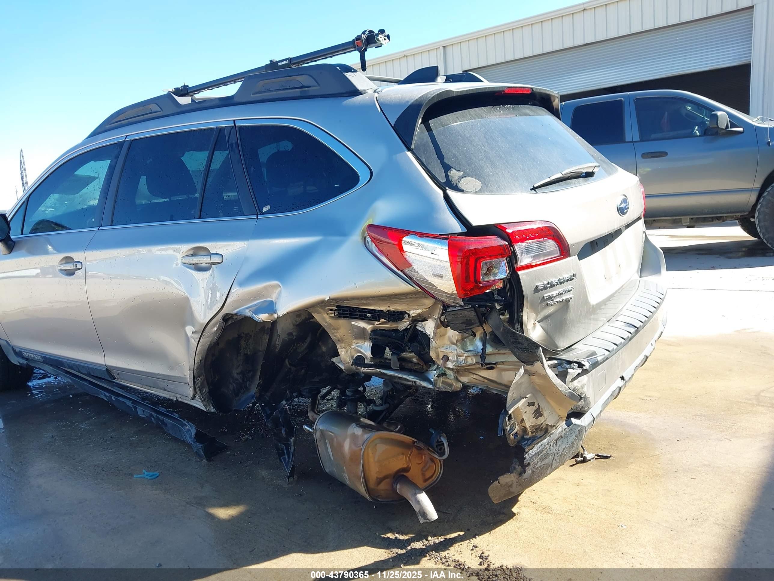 SUBARU OUTBACK image 6
