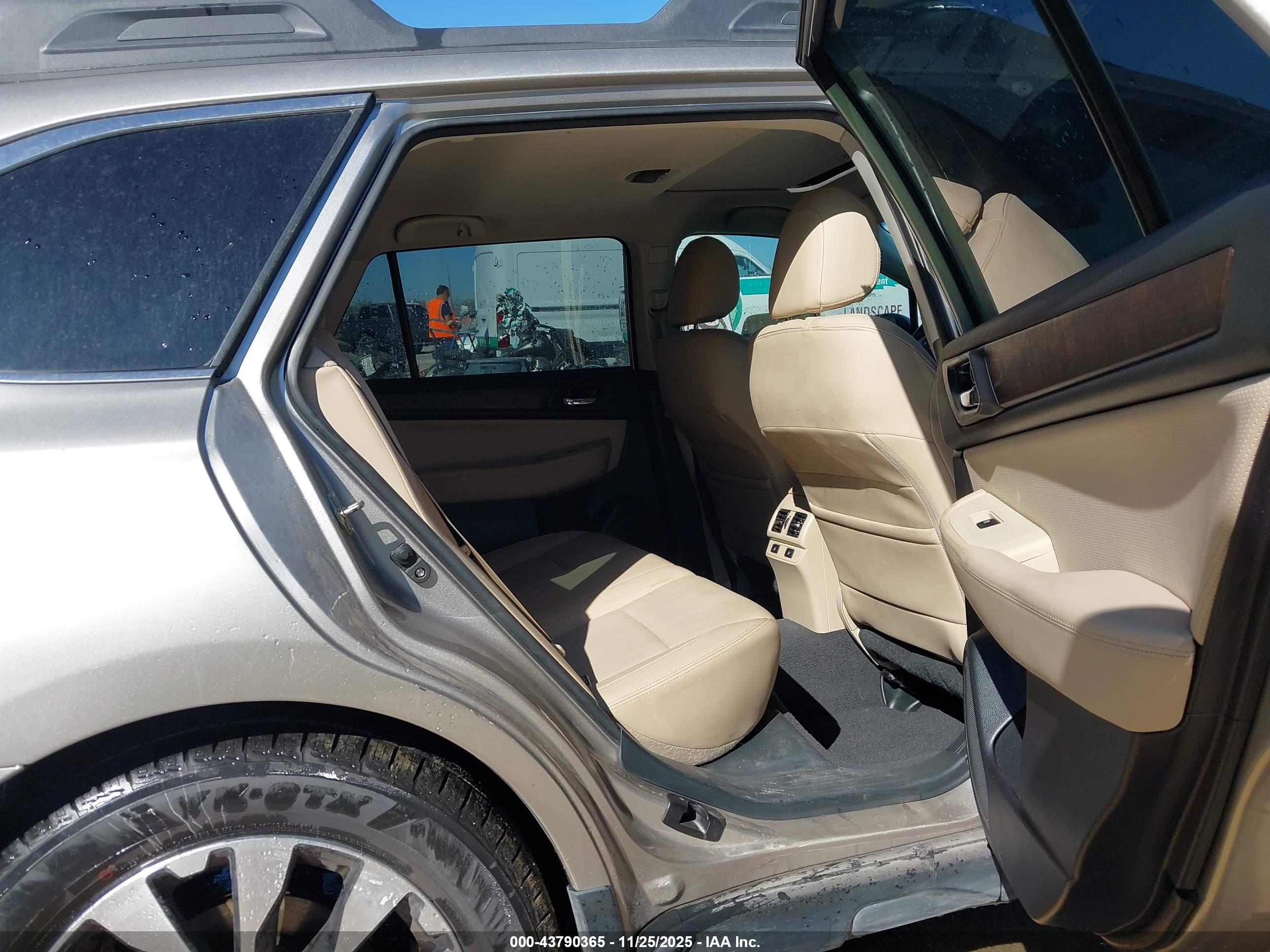 SUBARU OUTBACK image 8