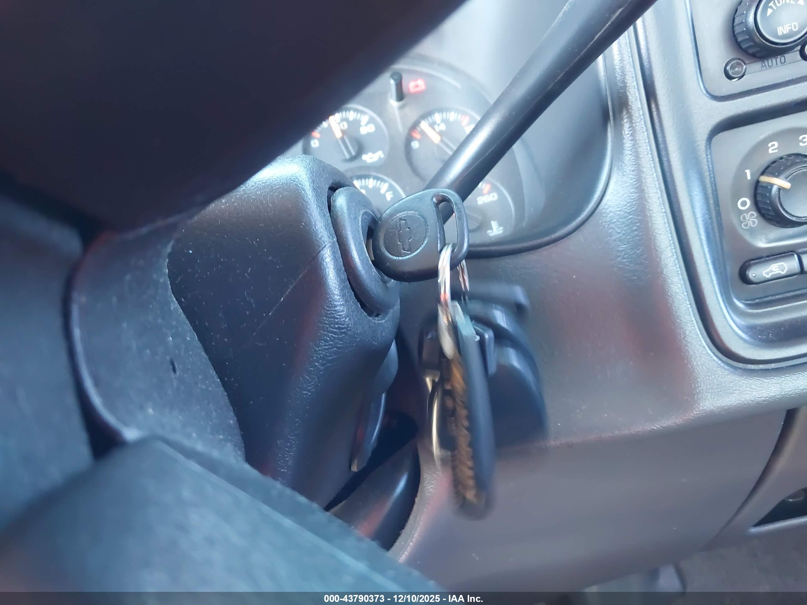 CHEVROLET SILVERADO image 11