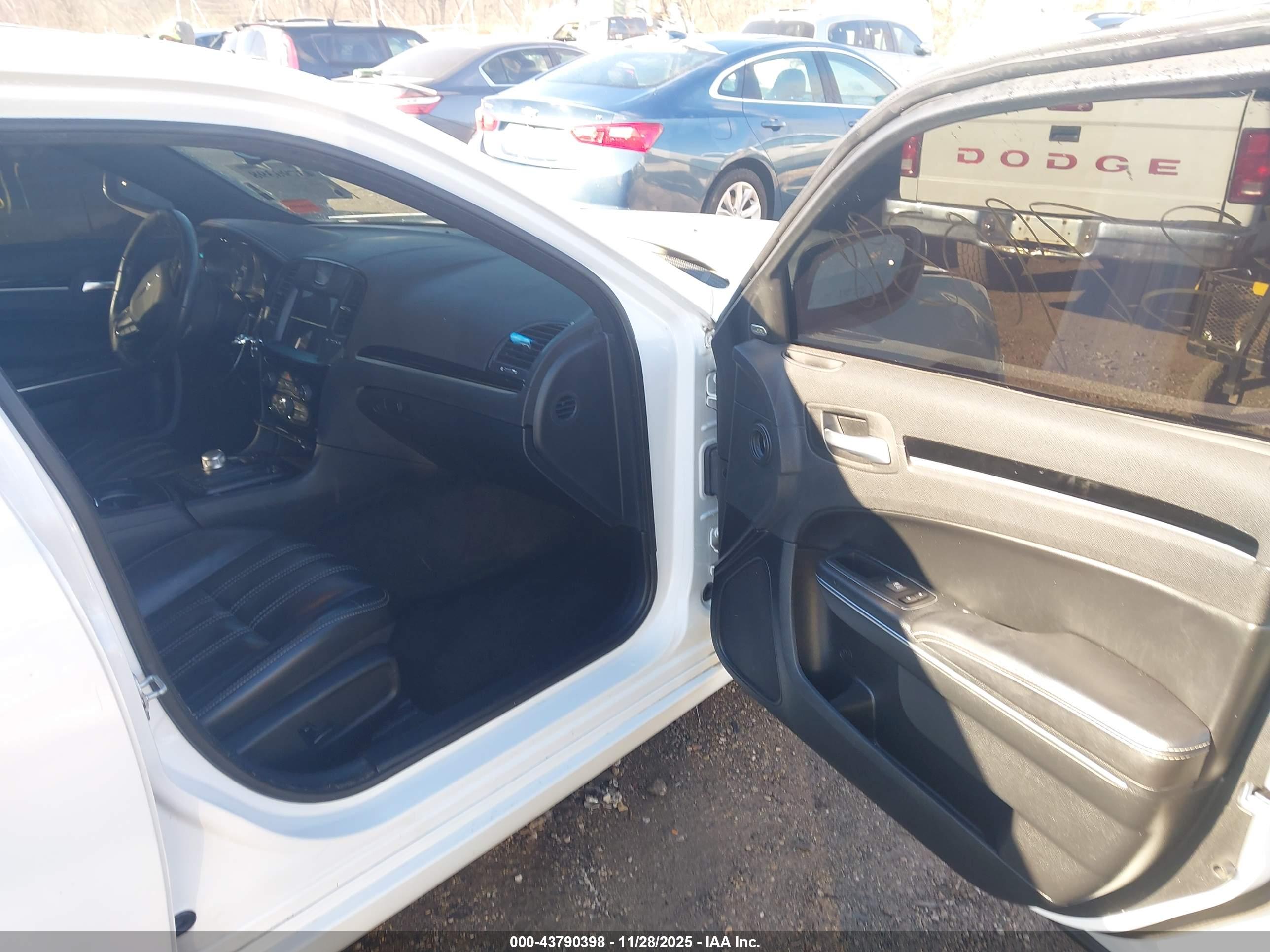 CHRYSLER 300 image 5