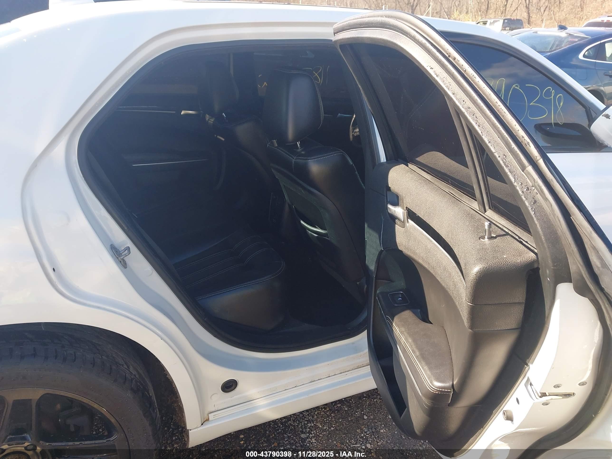 CHRYSLER 300 image 8