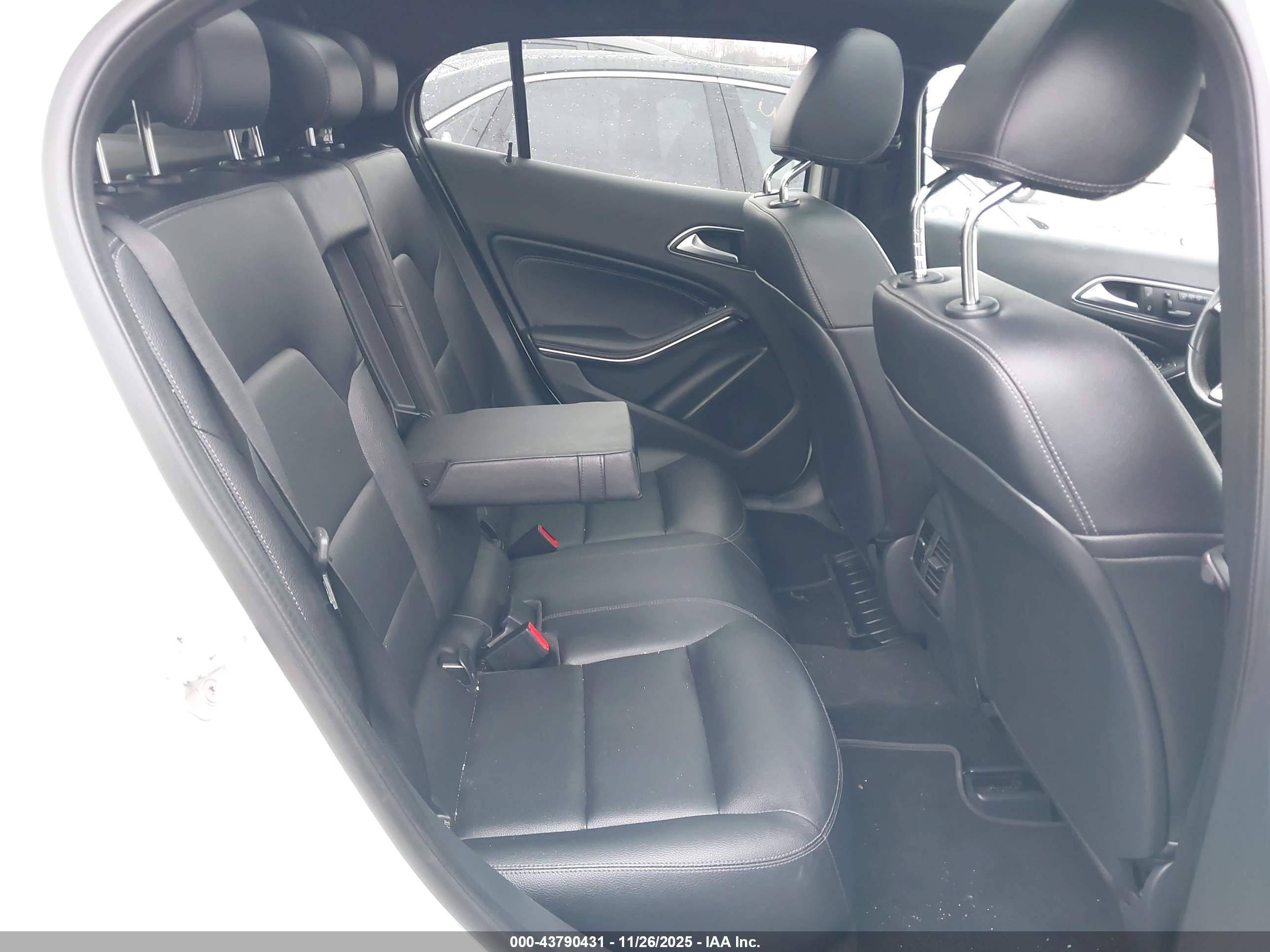 MERCEDES-BENZ GLA image 8