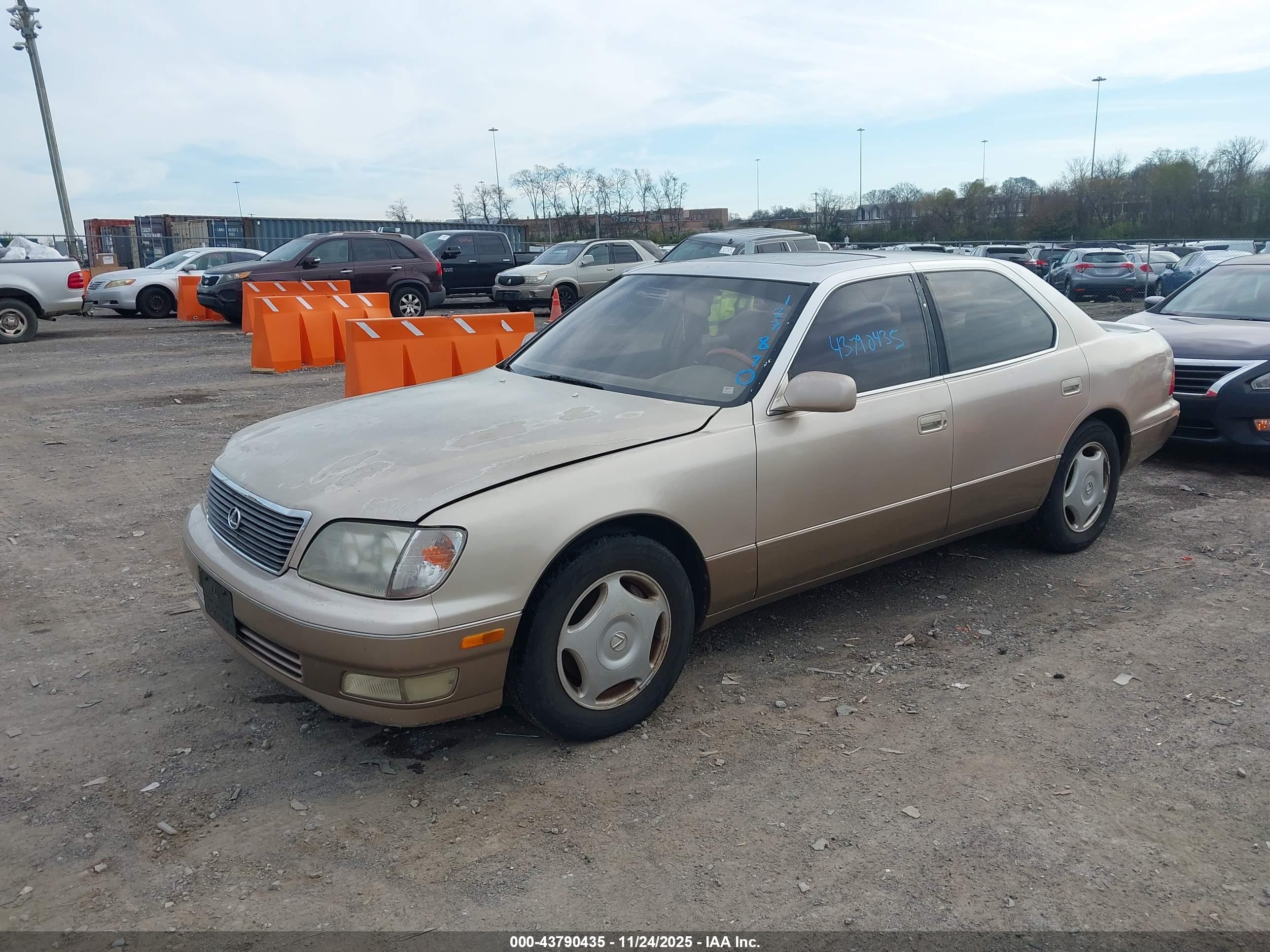 LEXUS LS image 2