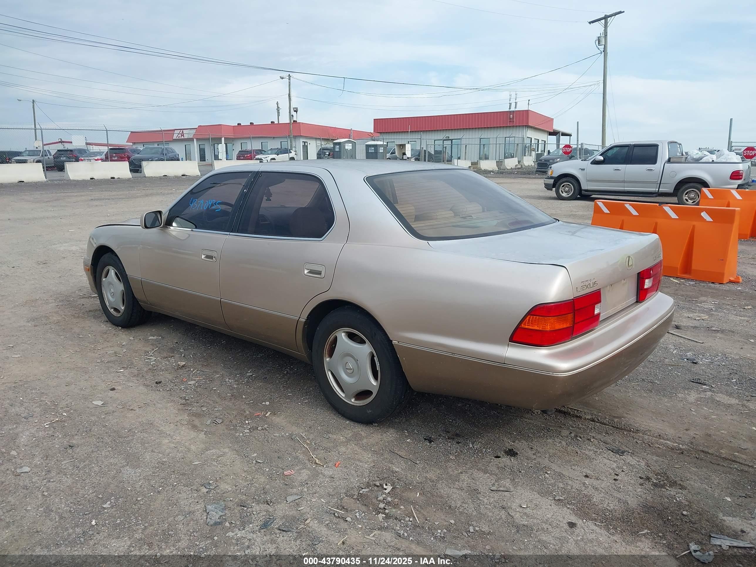 LEXUS LS image 3